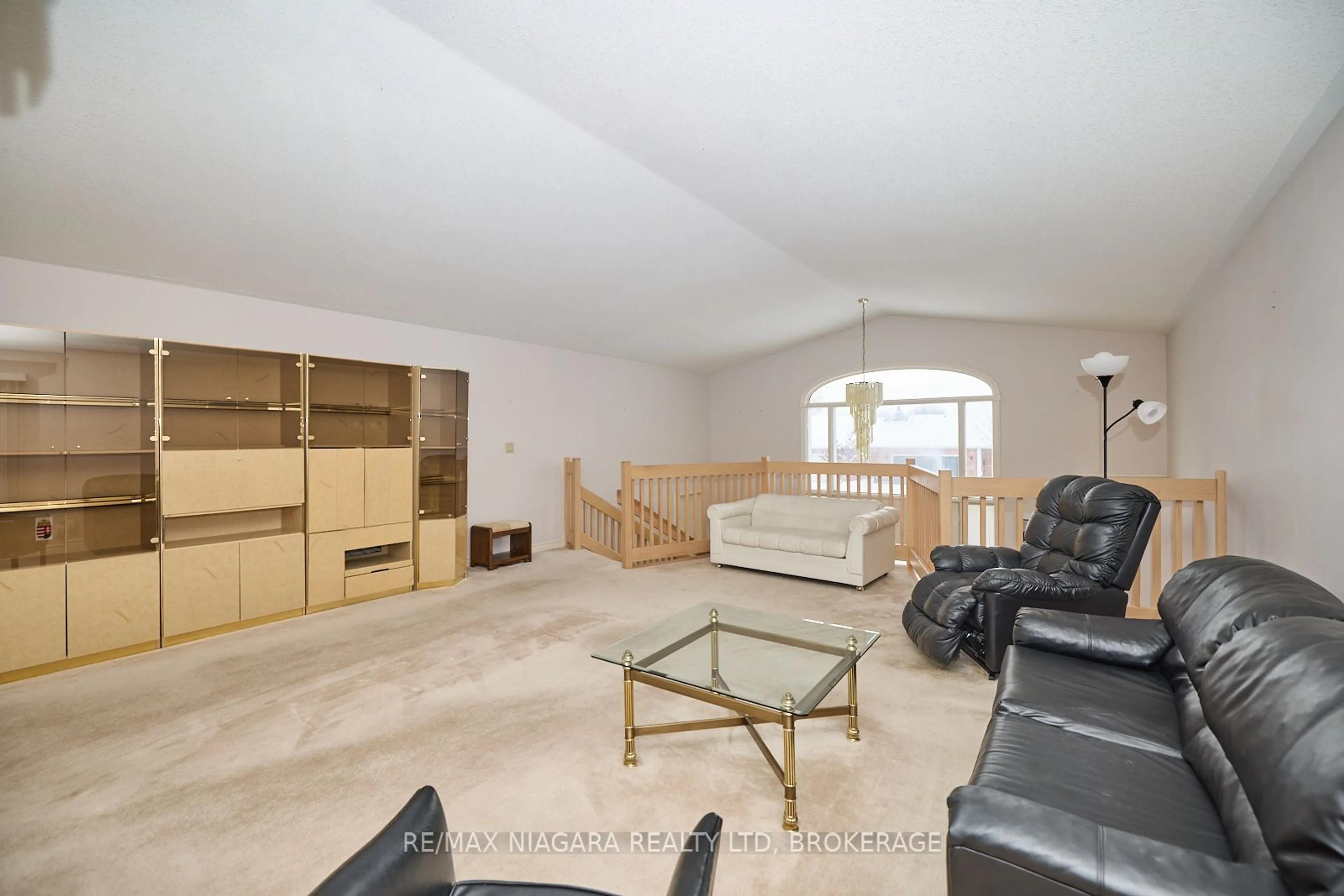 Living room with furniture, unknown for 6869 Imperial Crt, Niagara Falls Ontario L2G 7W9