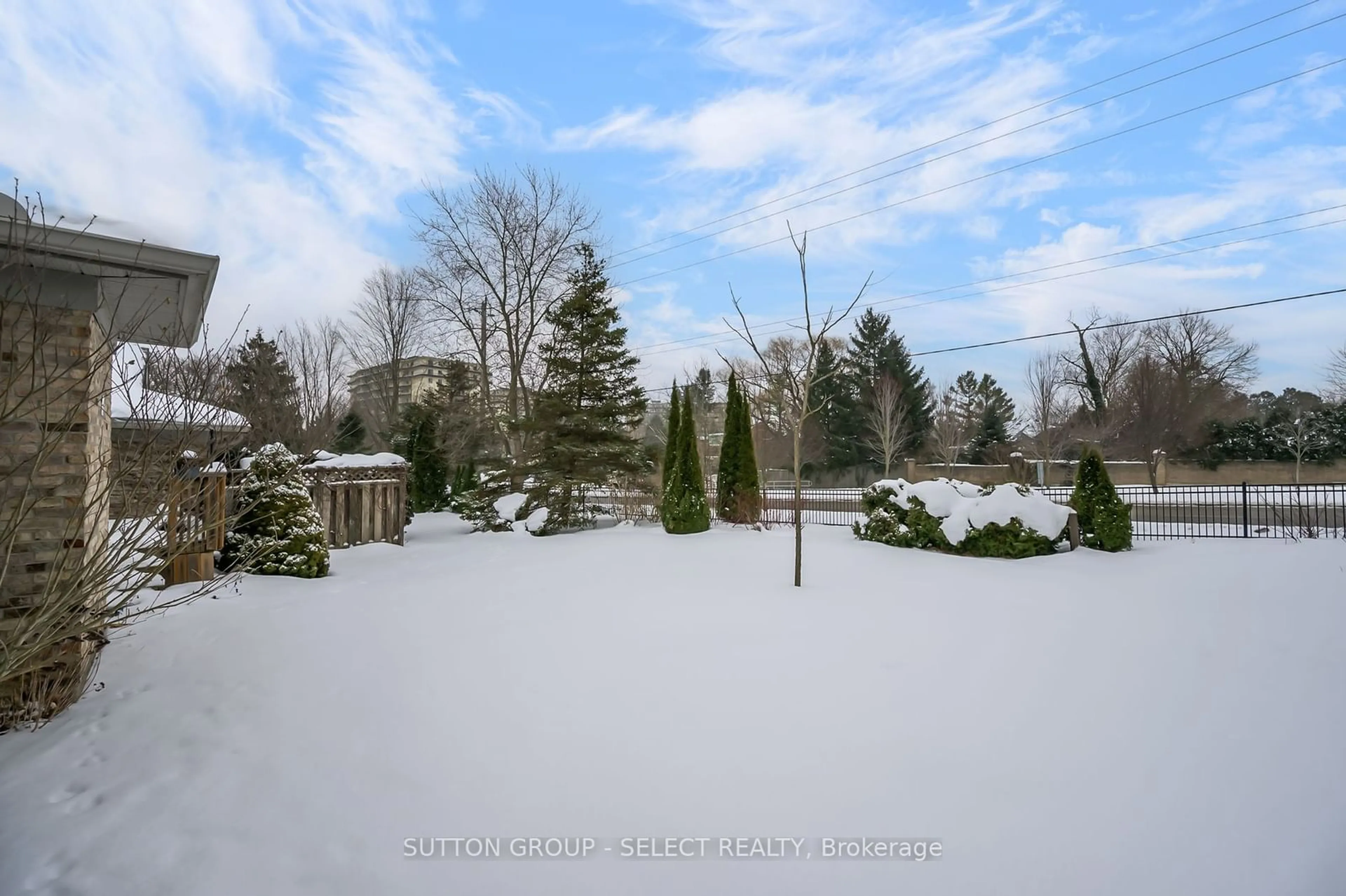 A pic from outside/outdoor area/front of a property/back of a property/a pic from drone, unknown for 14 Doon Dr #8, London Ontario N5X 3P2