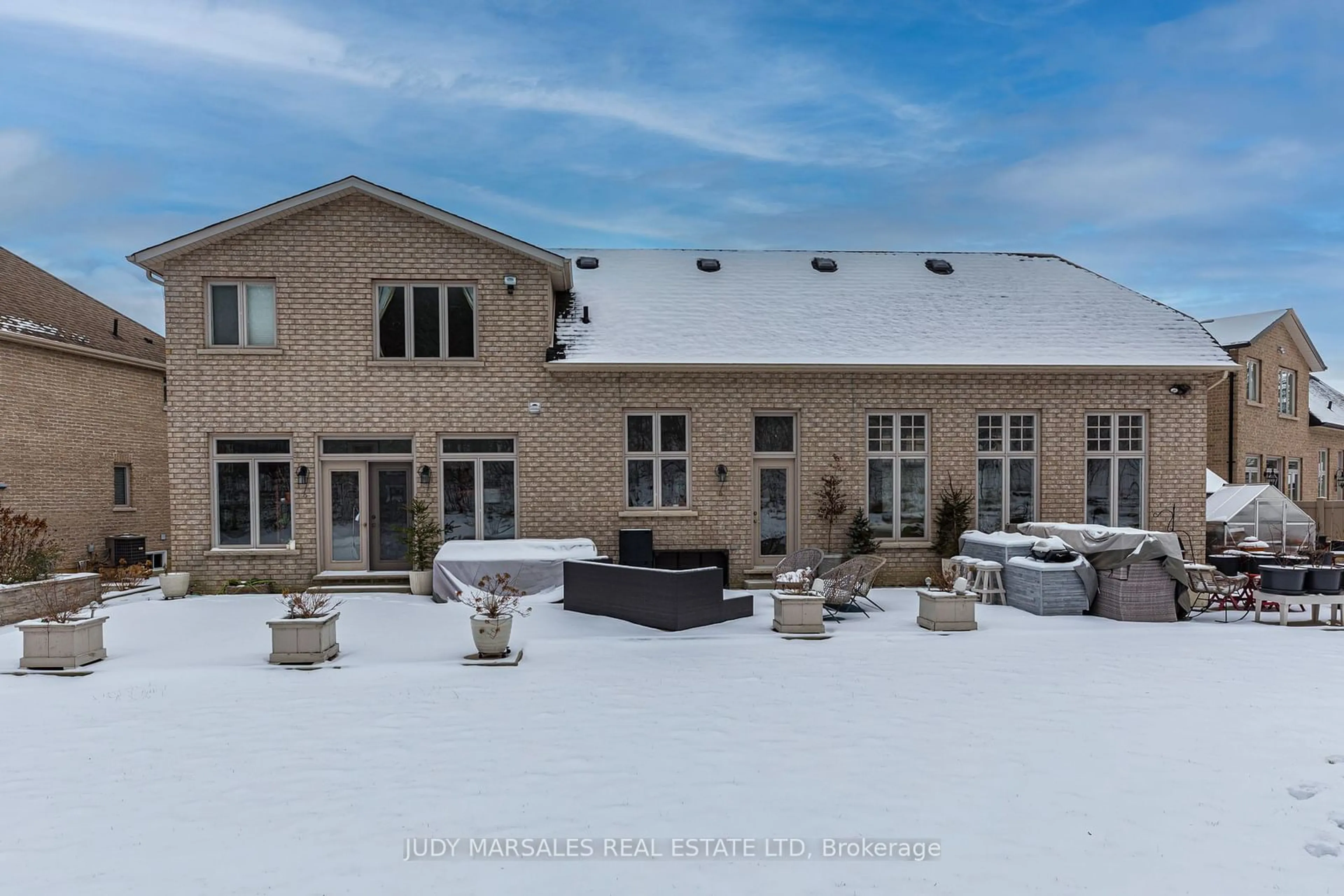 A pic from outside/outdoor area/front of a property/back of a property/a pic from drone, building for 35 Sweetman Dr, Hamilton Ontario L9H 7T4