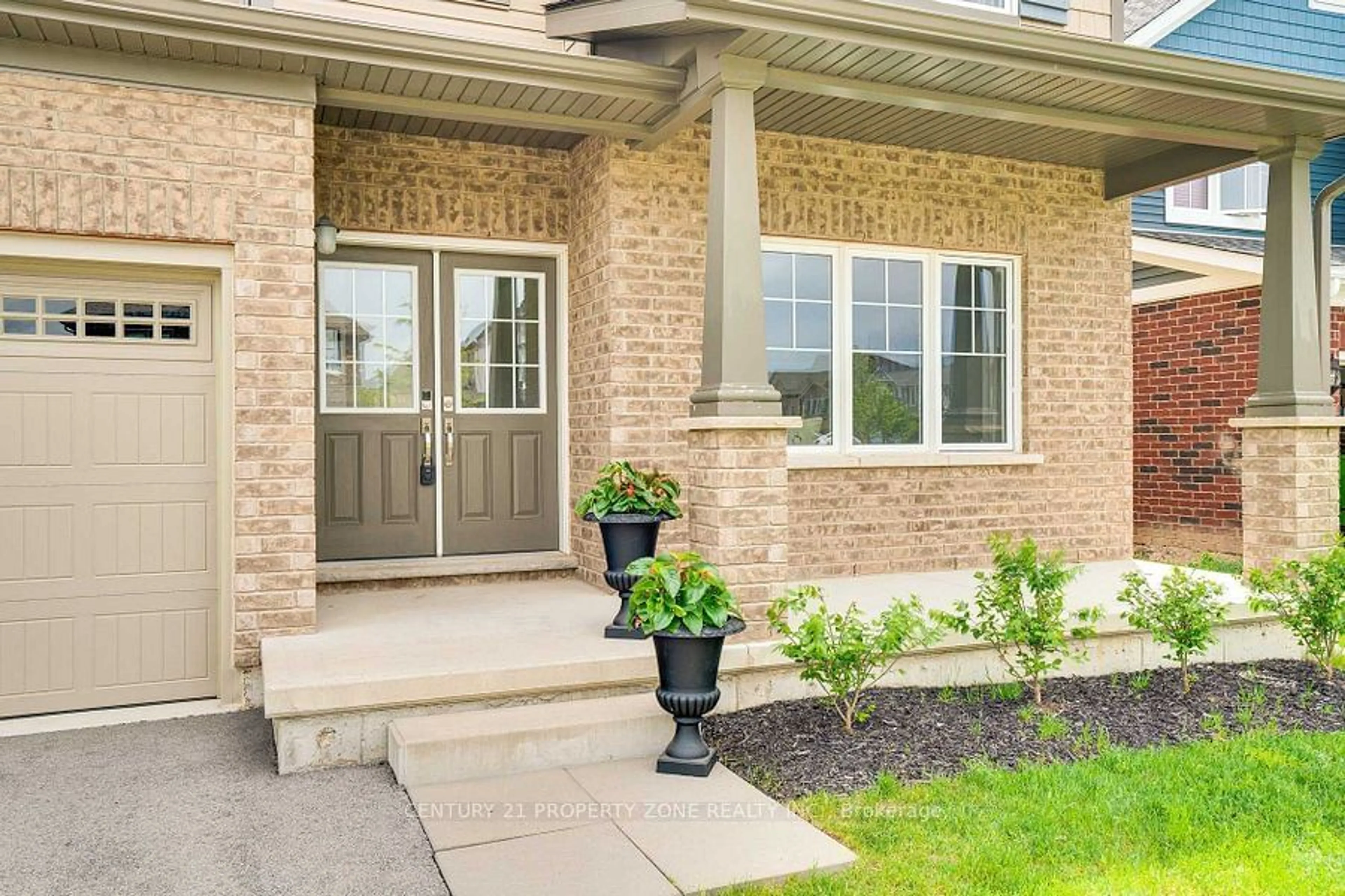 Indoor entryway for 379 Silverwood Ave, Welland Ontario L3C 0C6