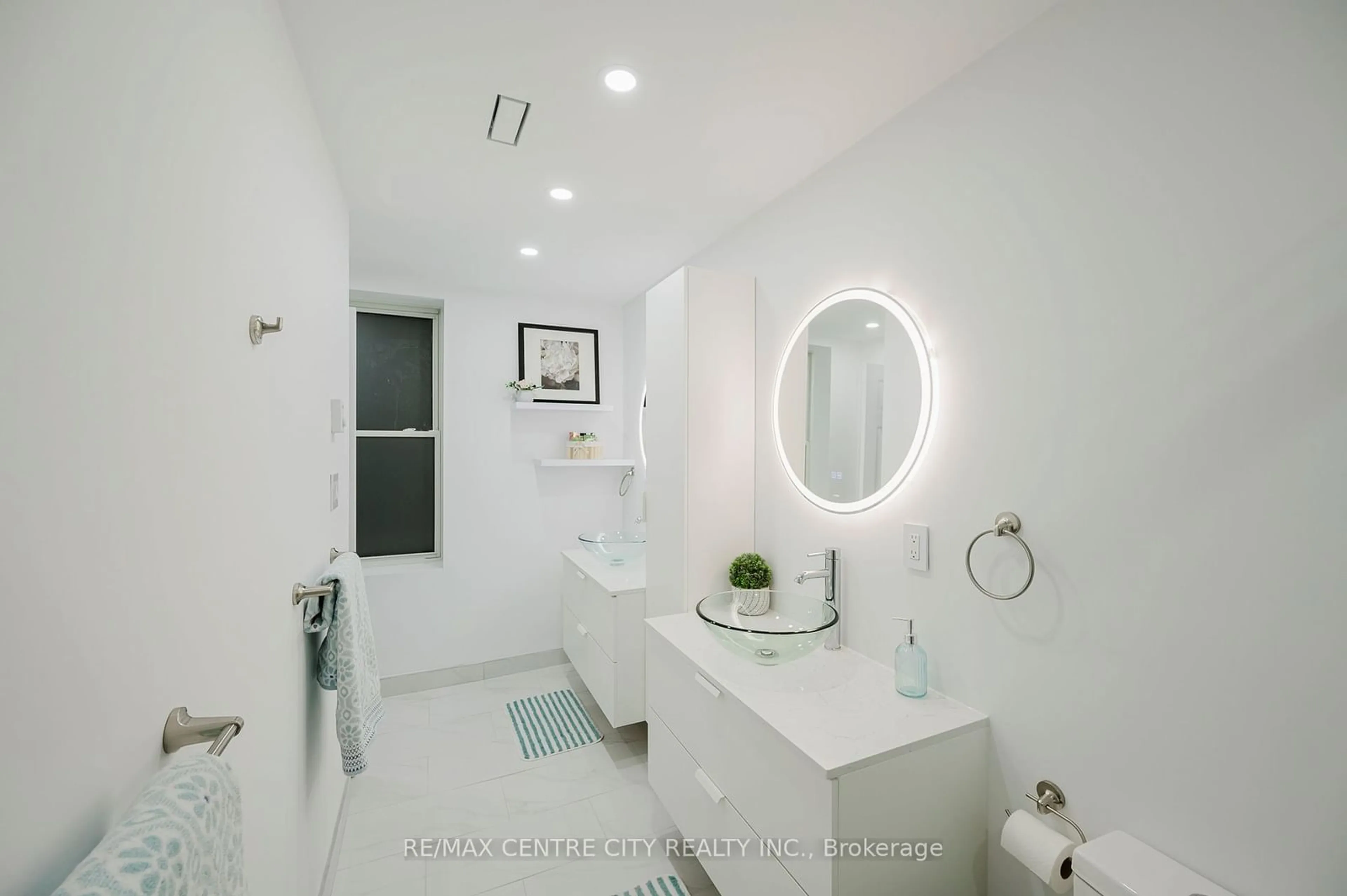 Contemporary bathroom, ceramic/tile floor for 460 Wellington St #204, London Ontario N6A 3P8