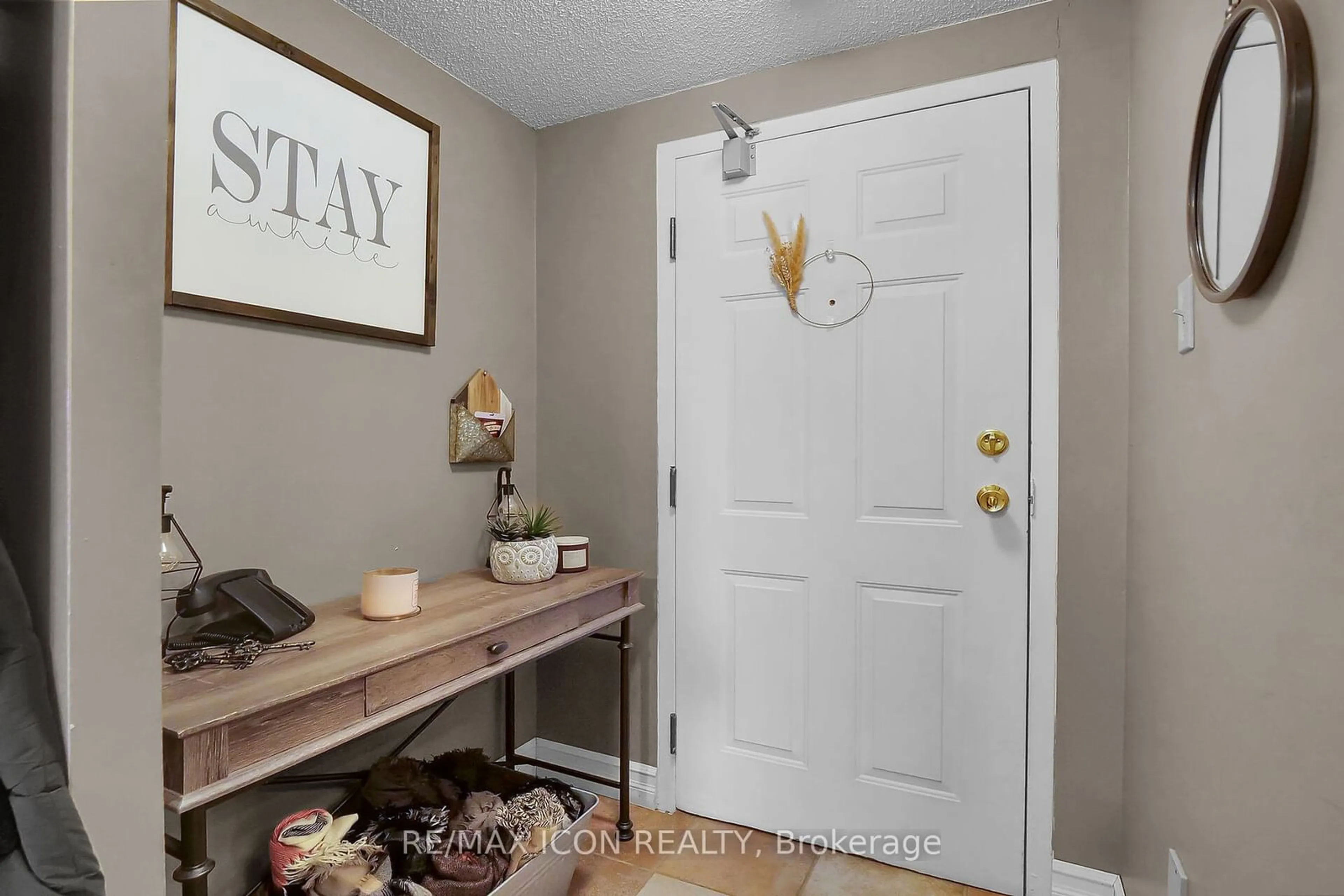 Indoor entryway for 31 Victoria St #408, Strathroy-Caradoc Ontario N7G 3Y4