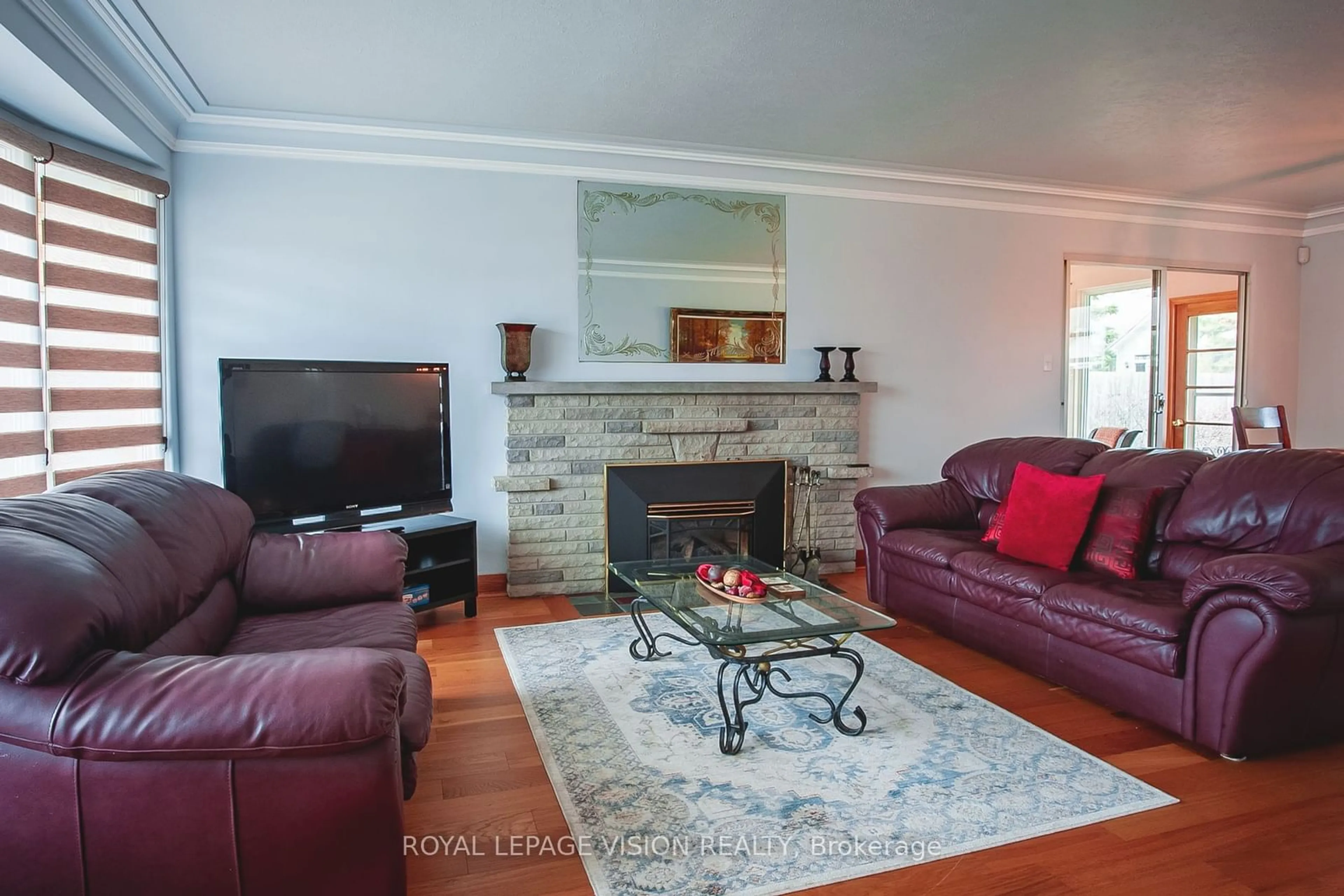 Living room with furniture, unknown for 6159 Stevens St, Niagara Falls Ontario L2E 3A5