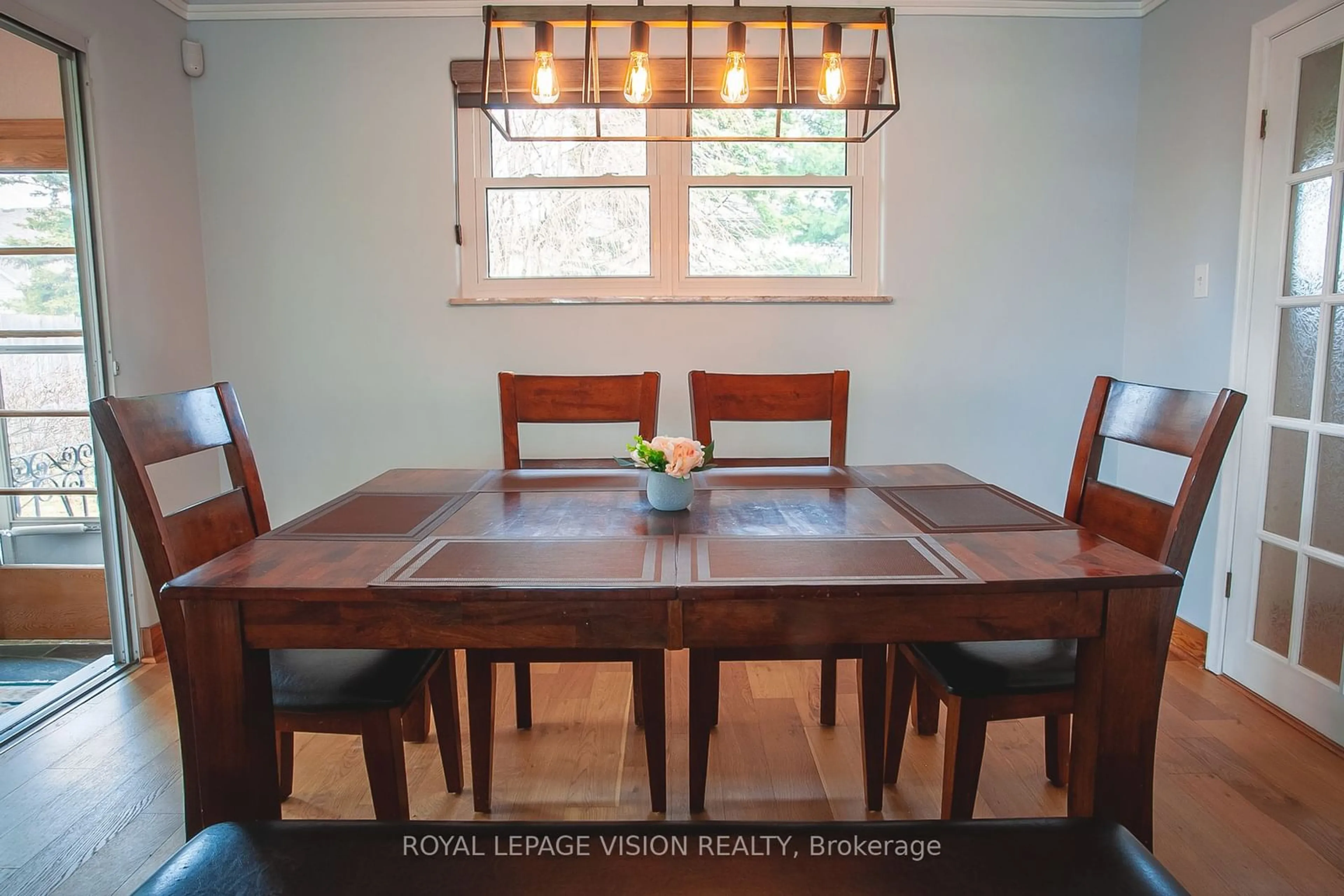 Dining room, wood/laminate floor for 6159 Stevens St, Niagara Falls Ontario L2E 3A5