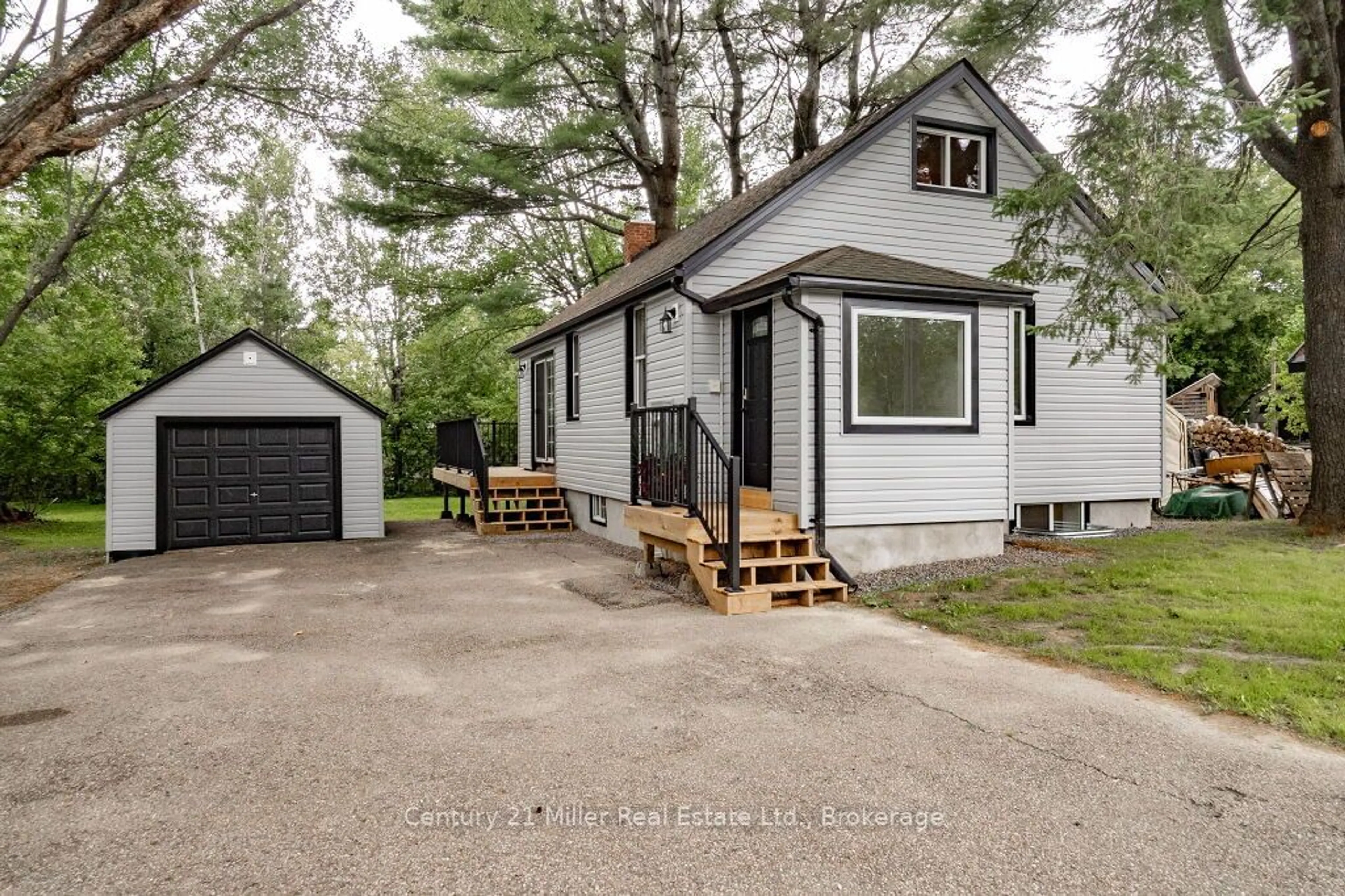 Home with vinyl exterior material, street for 86 Woodward St St, Bracebridge Ontario P1L 1J8