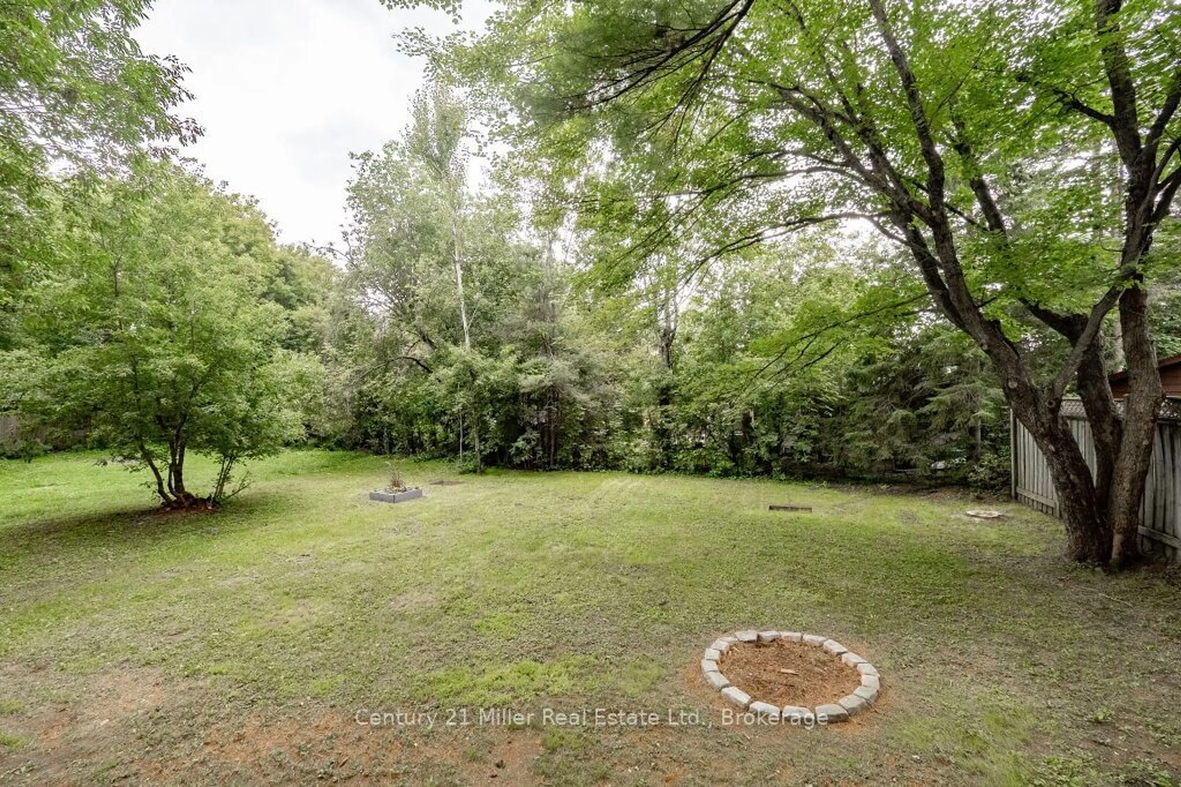 A pic from outside/outdoor area/front of a property/back of a property/a pic from drone, forest/trees view for 86 Woodward St St, Bracebridge Ontario P1L 1J8