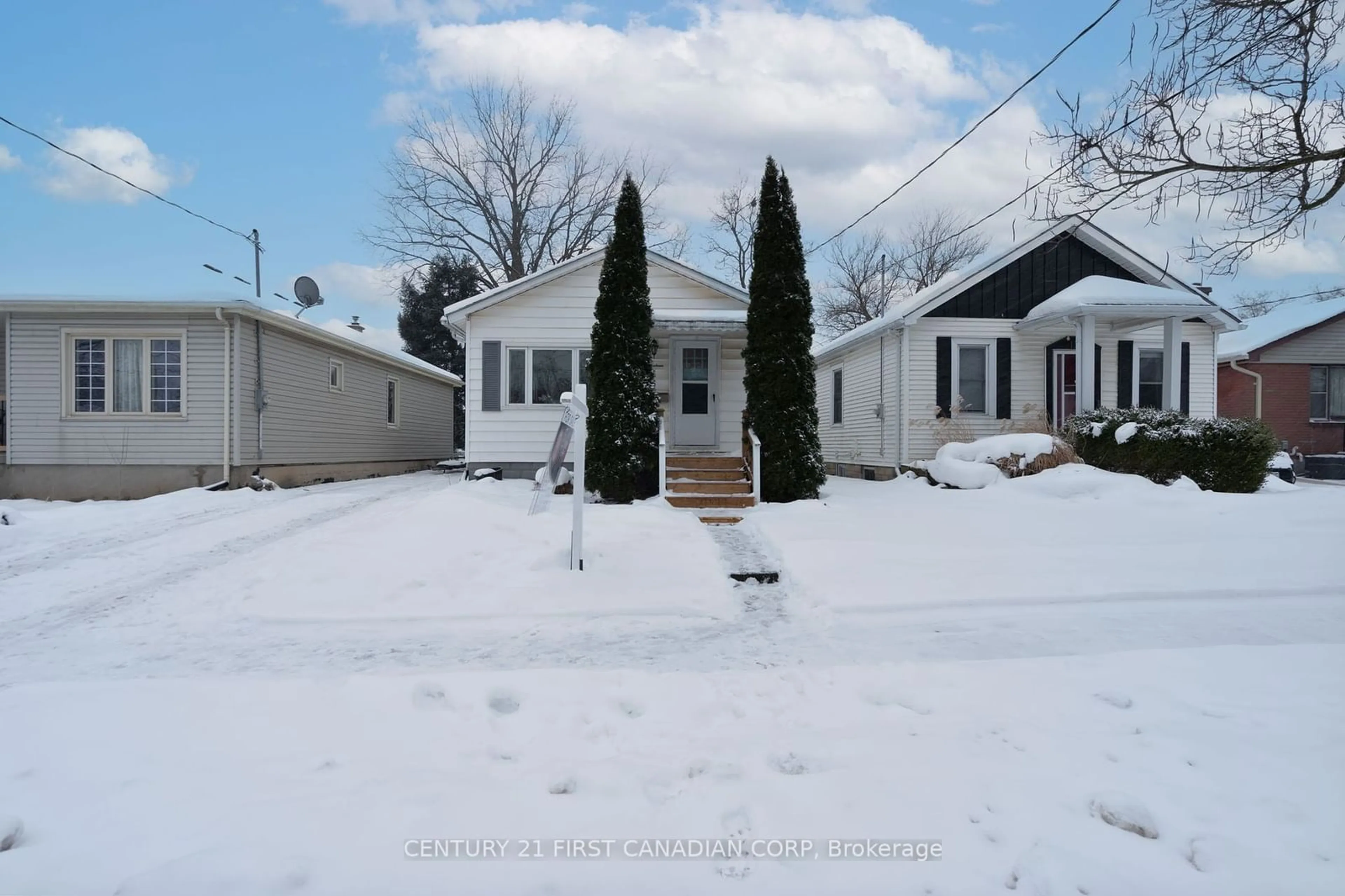 A pic from outside/outdoor area/front of a property/back of a property/a pic from drone, street for 17 Highway Ave, London Ontario N6C 2K4