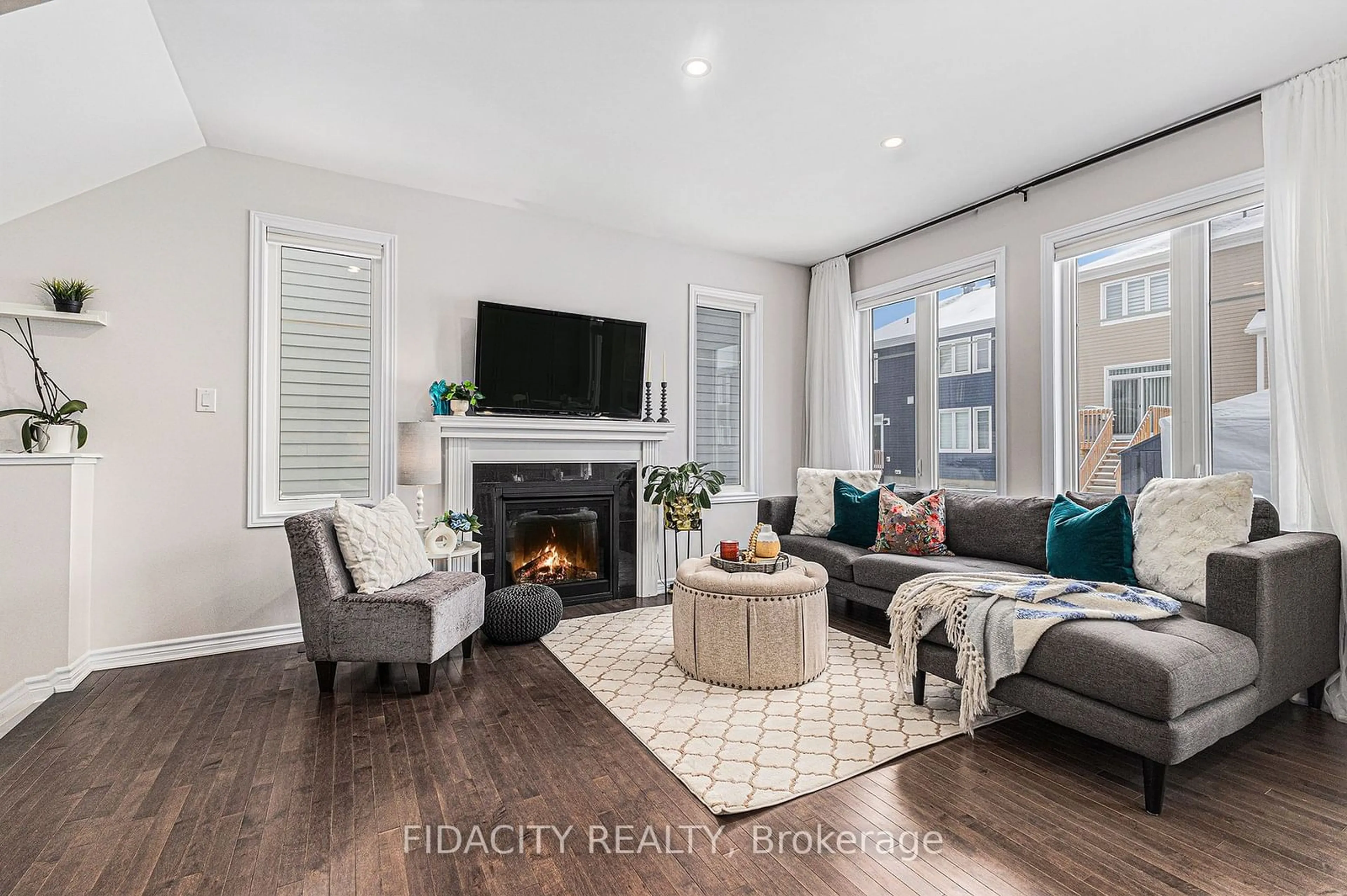 Living room with furniture, wood/laminate floor for 33 Pacing Walk, Stittsville - Munster - Richmond Ontario K0A 2Z0