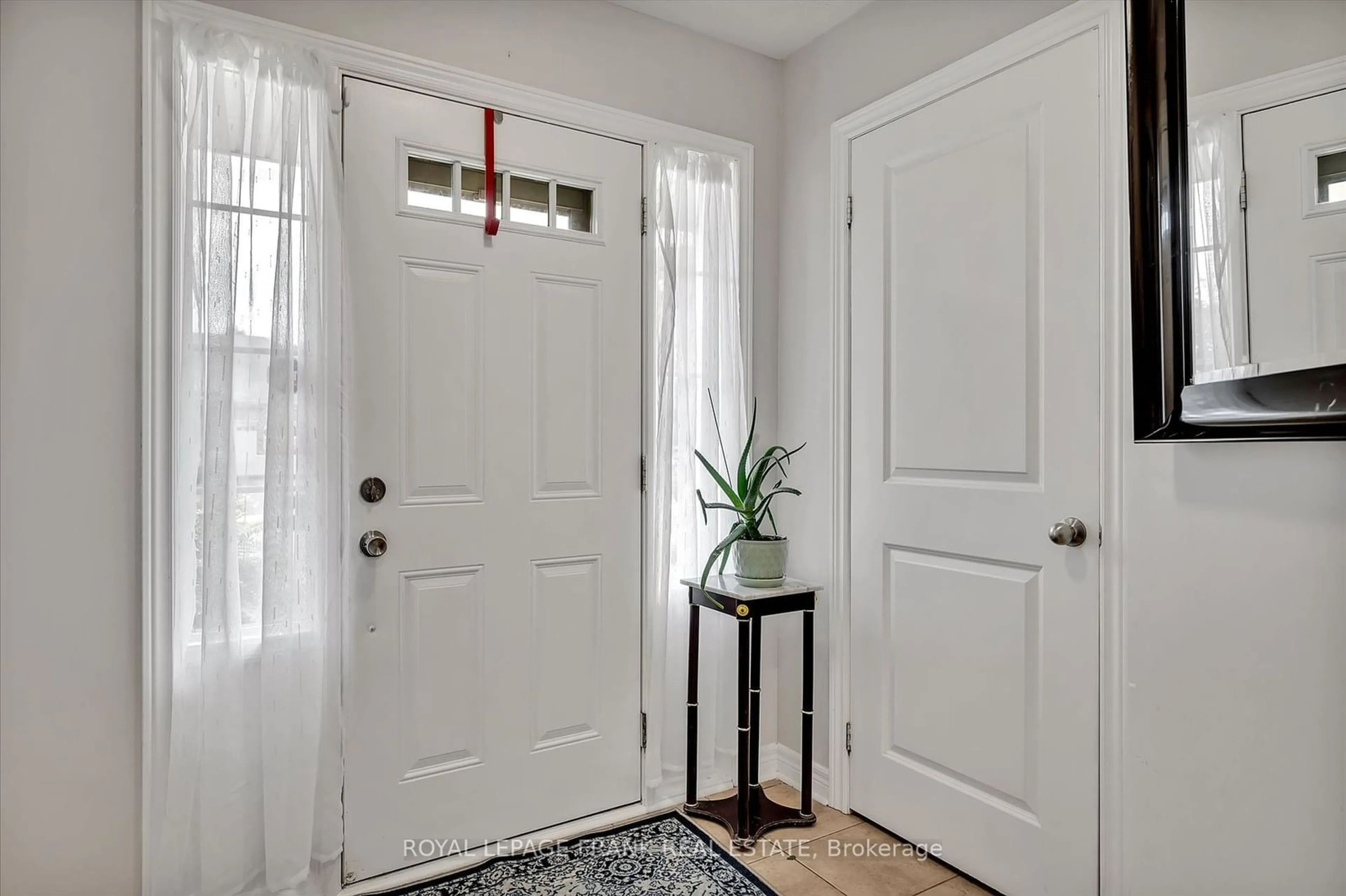 Indoor entryway for 263 Bowen Dr, Peterborough Ontario K9H 0B8