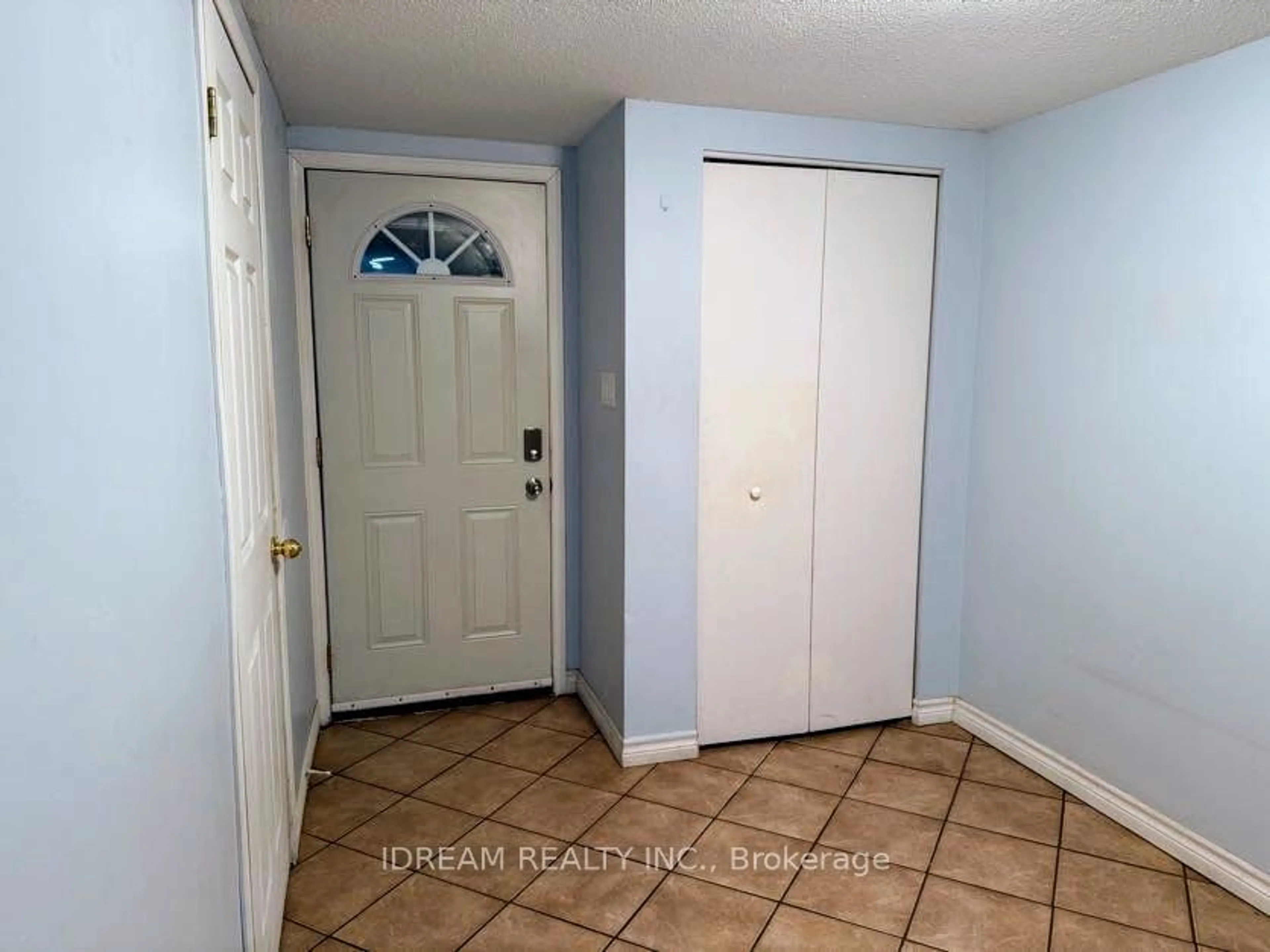 Indoor entryway for 135 Violet Dr #69, Hamilton Ontario L8E 3J2