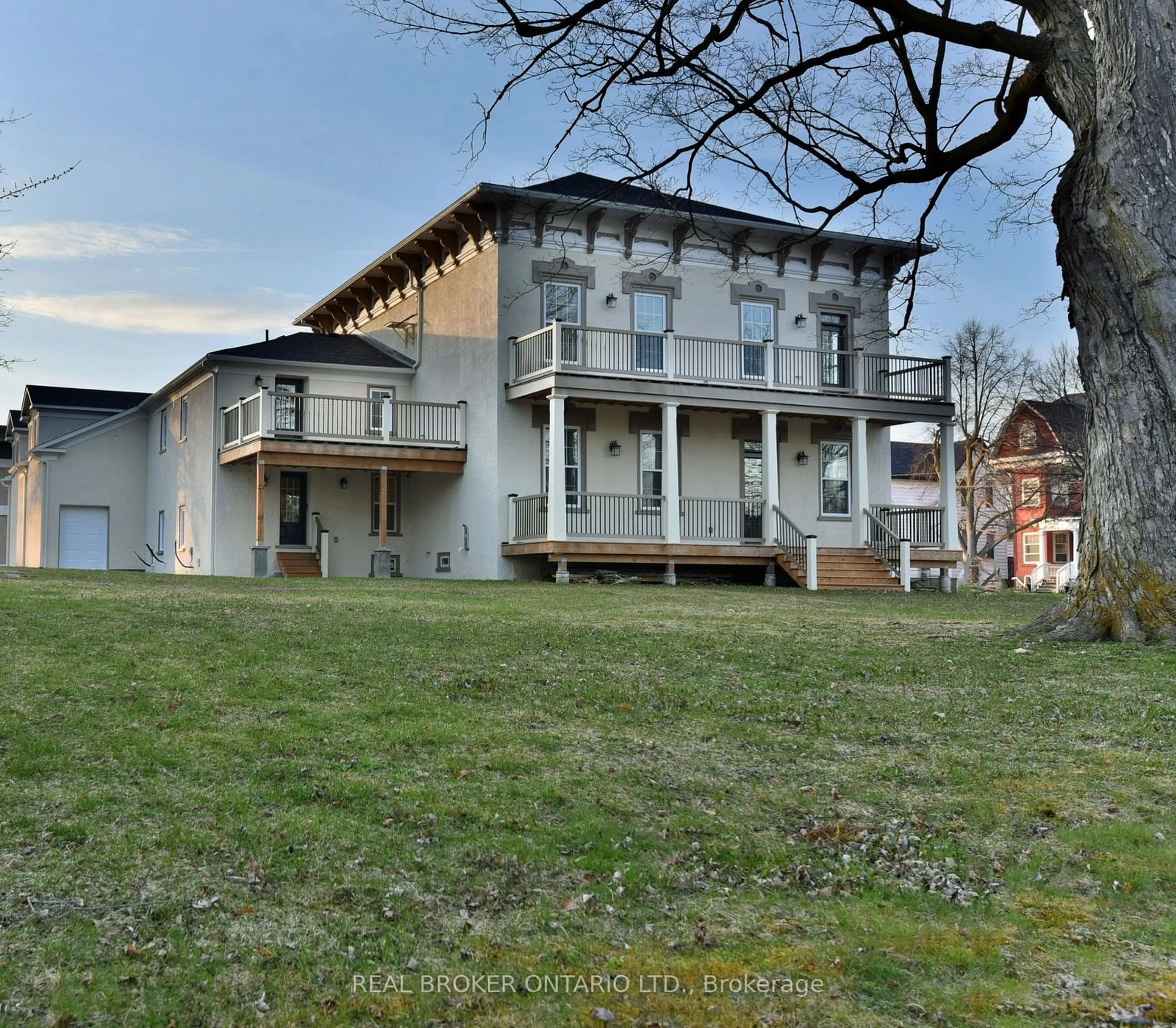 A pic from outside/outdoor area/front of a property/back of a property/a pic from drone, building for 439 Edward St, Prescott Ontario K0E 1T0