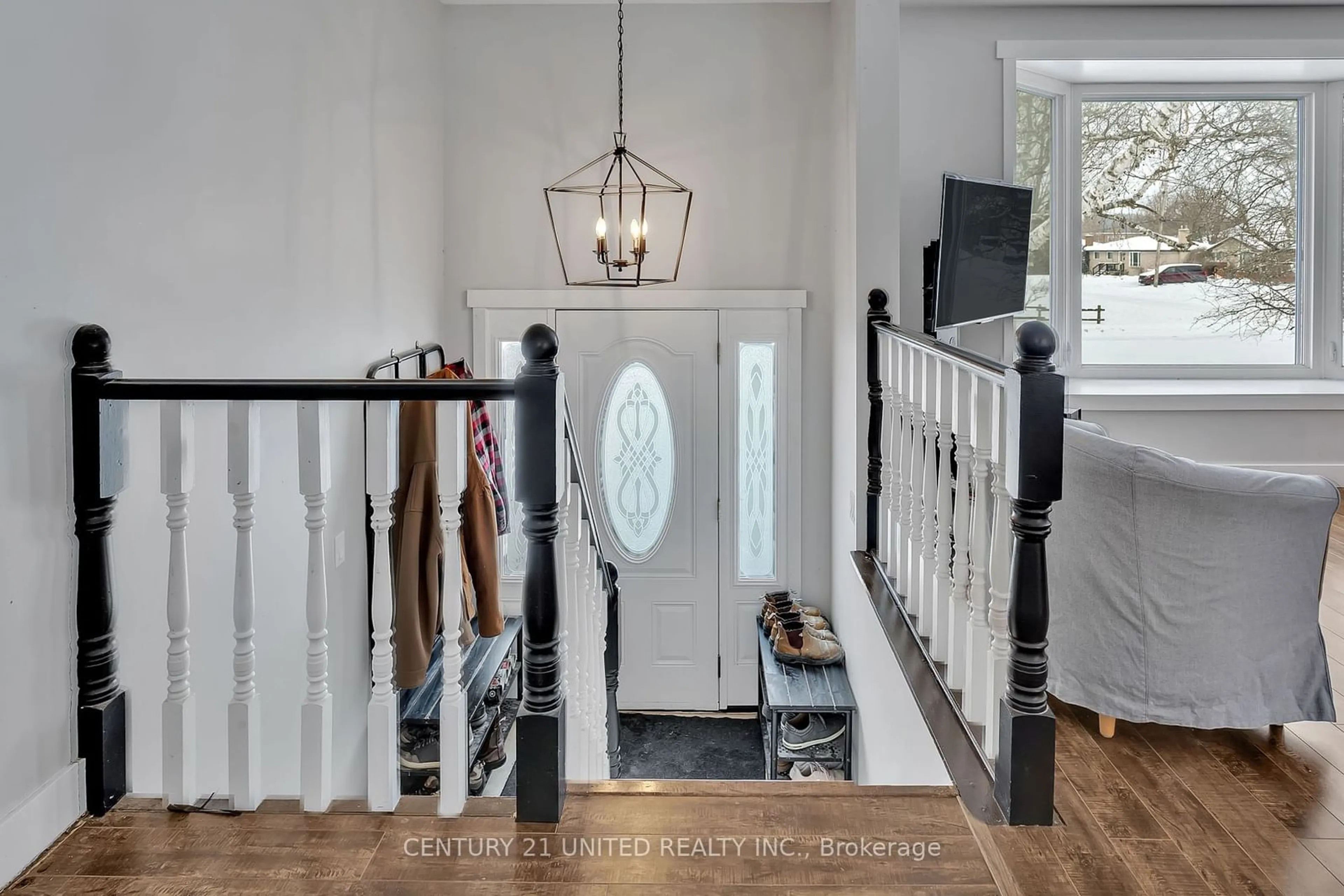 Indoor entryway for 136 Parkdale Ave, Peterborough Ontario K9L 1K4