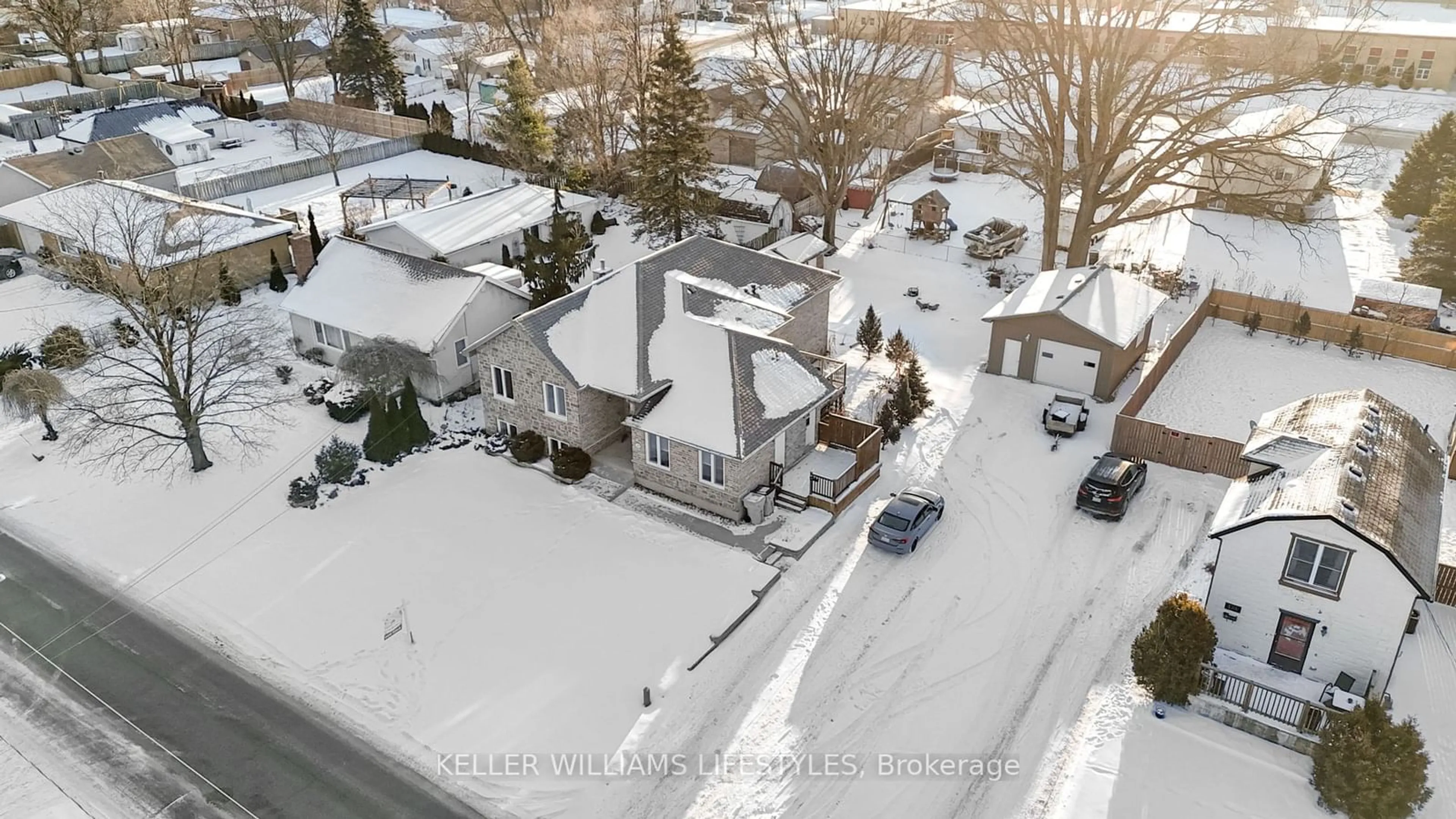 A pic from outside/outdoor area/front of a property/back of a property/a pic from drone, street for 162 Burns St, Strathroy-Caradoc Ontario N7G 1E8