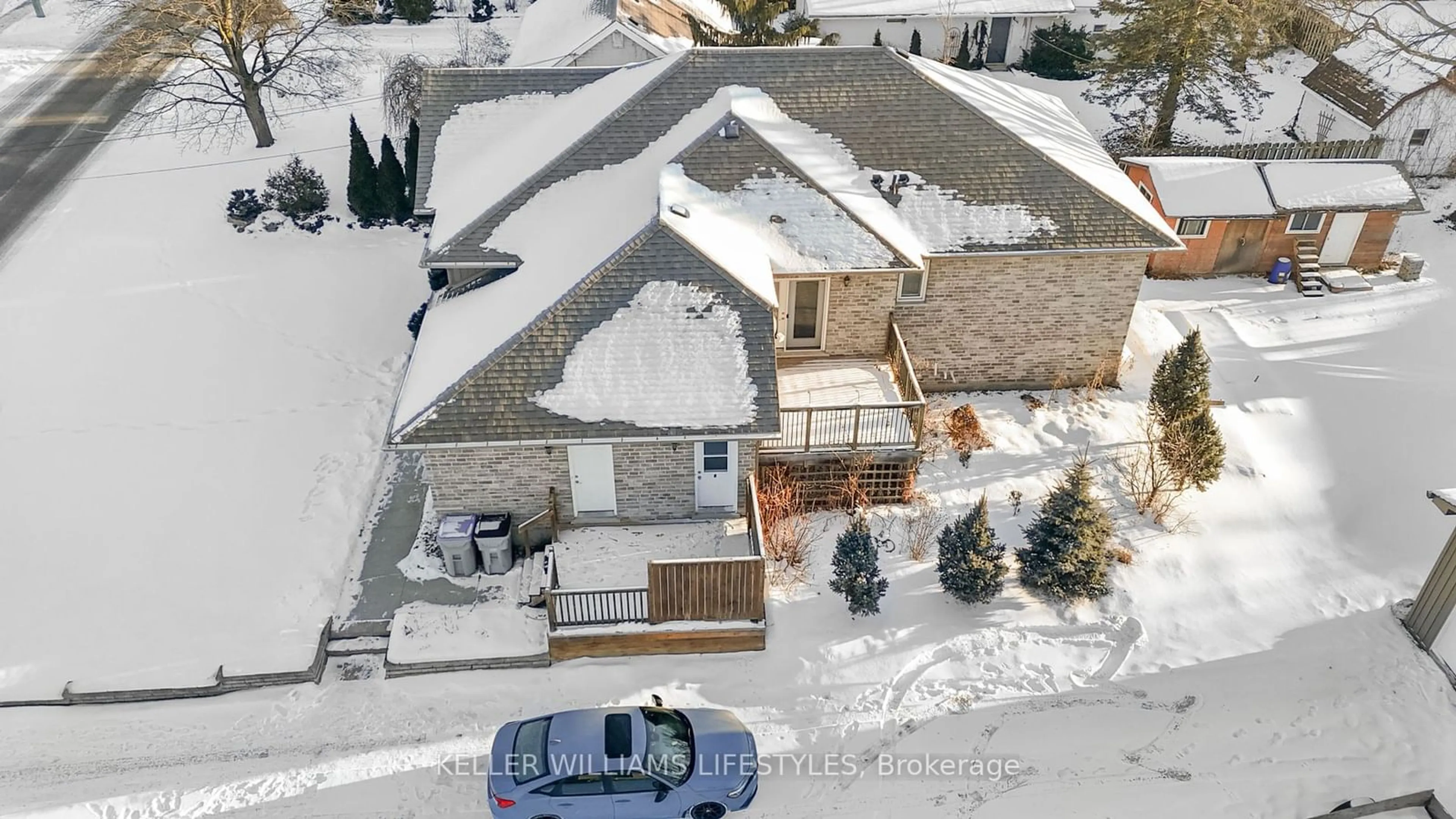 A pic from outside/outdoor area/front of a property/back of a property/a pic from drone, street for 162 Burns St, Strathroy-Caradoc Ontario N7G 1E8