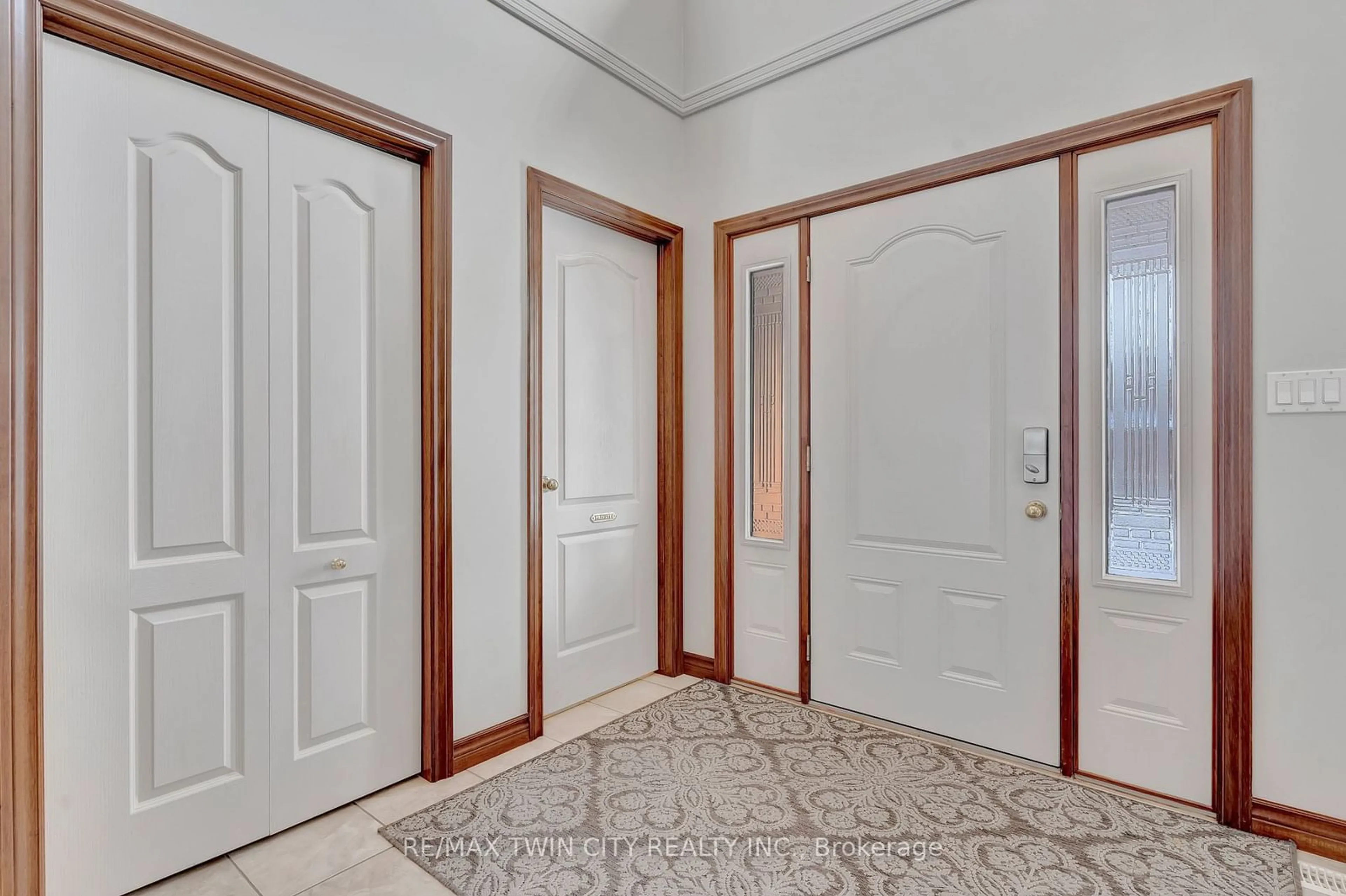 Indoor foyer for 67 Cottonwood Cres, Cambridge Ontario N1T 2J1