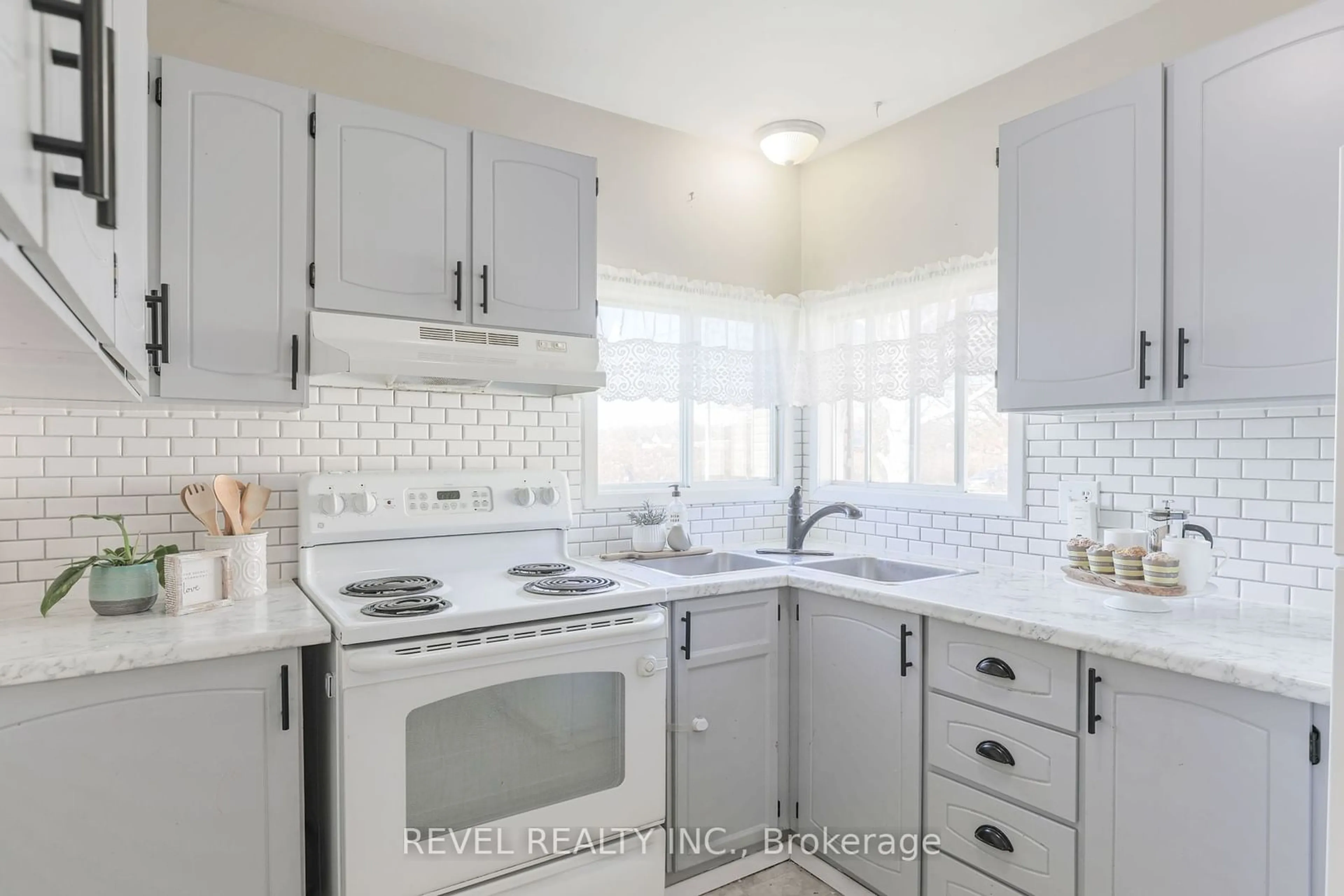 Standard kitchen, ceramic/tile floor for 10 Hamilton St, Kawartha Lakes Ontario K9V 3E2