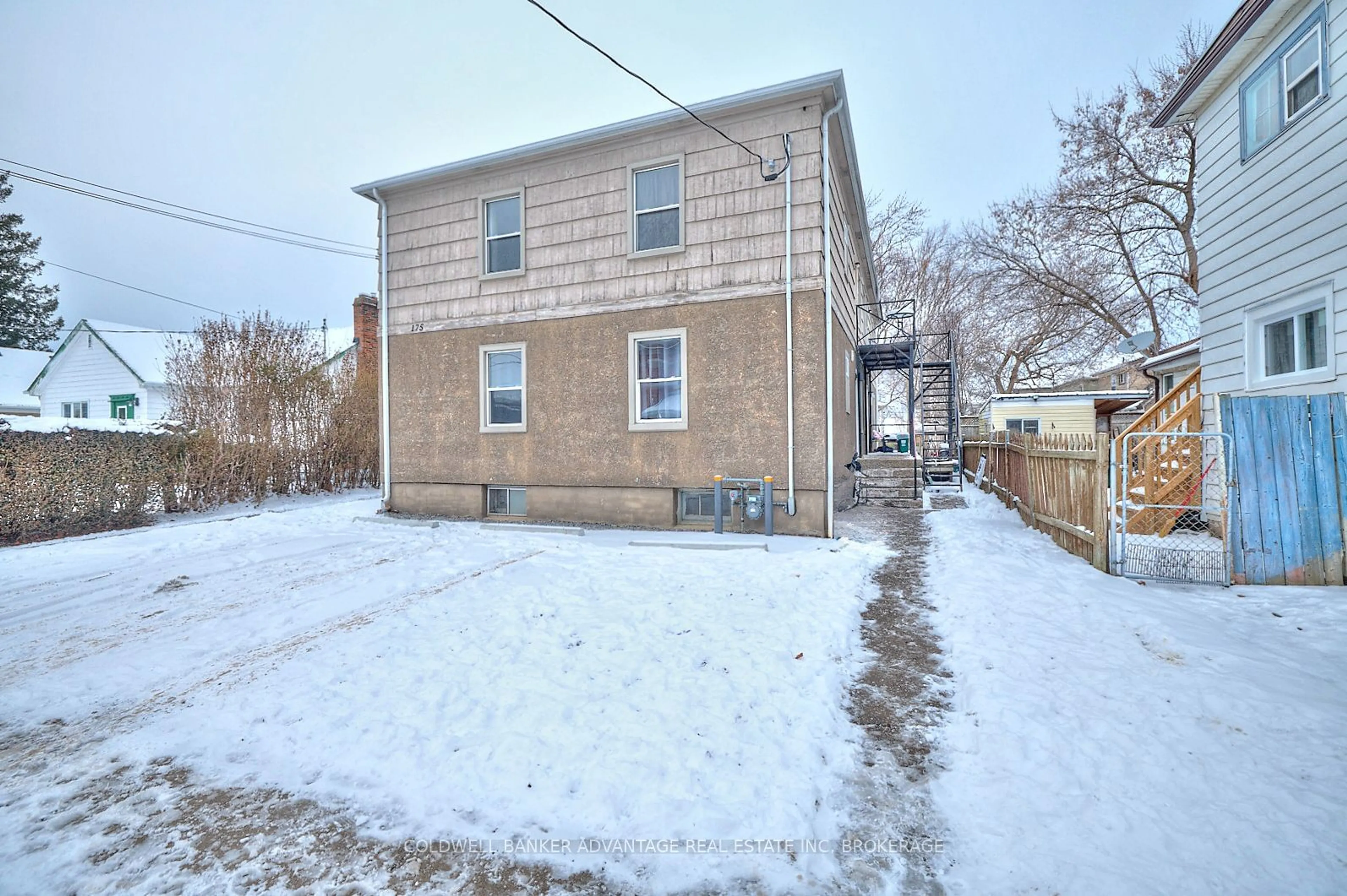 A pic from outside/outdoor area/front of a property/back of a property/a pic from drone, street for 175 Pleasant Ave, St. Catharines Ontario L2R 1Y6