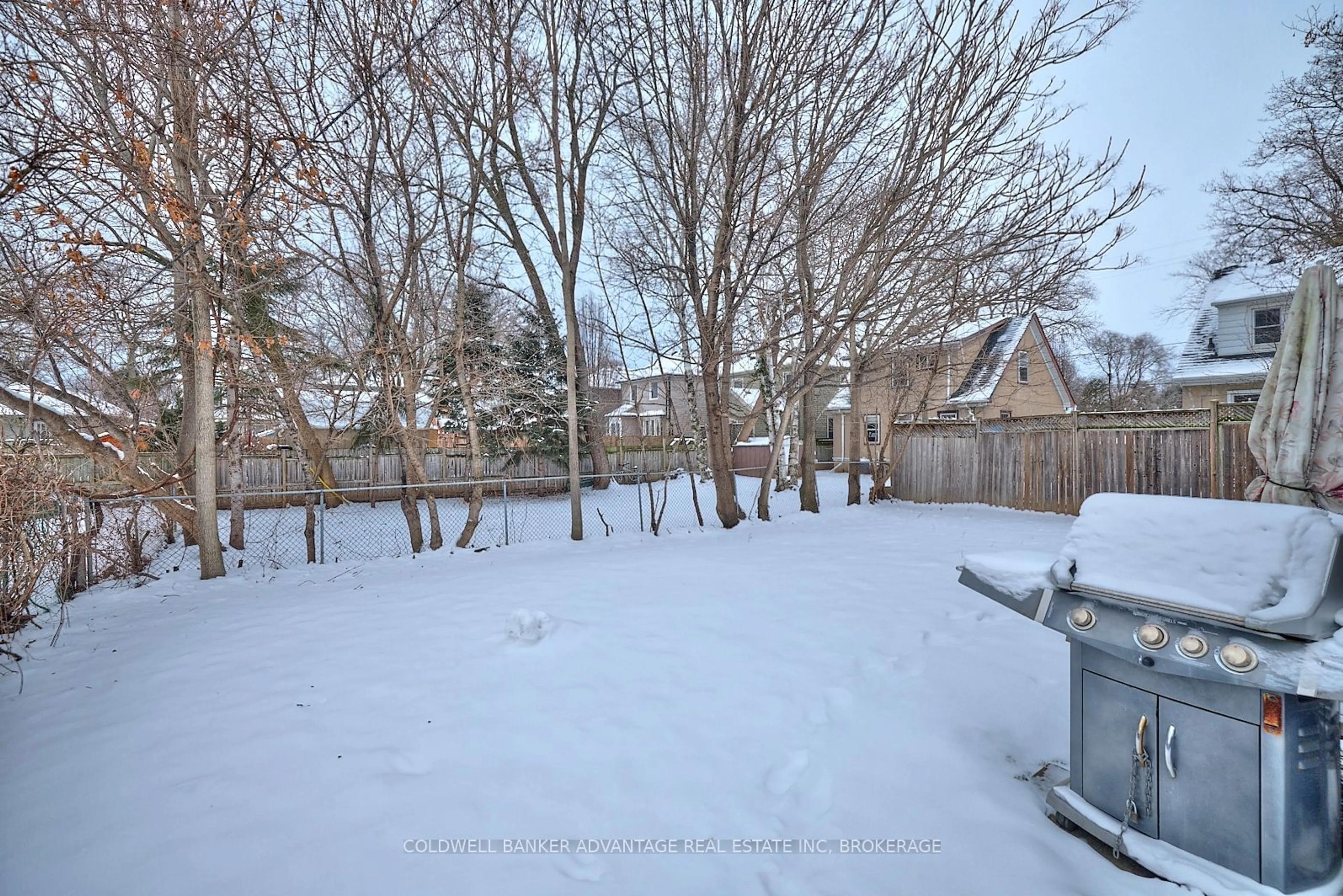 A pic from outside/outdoor area/front of a property/back of a property/a pic from drone, street for 175 Pleasant Ave, St. Catharines Ontario L2R 1Y6