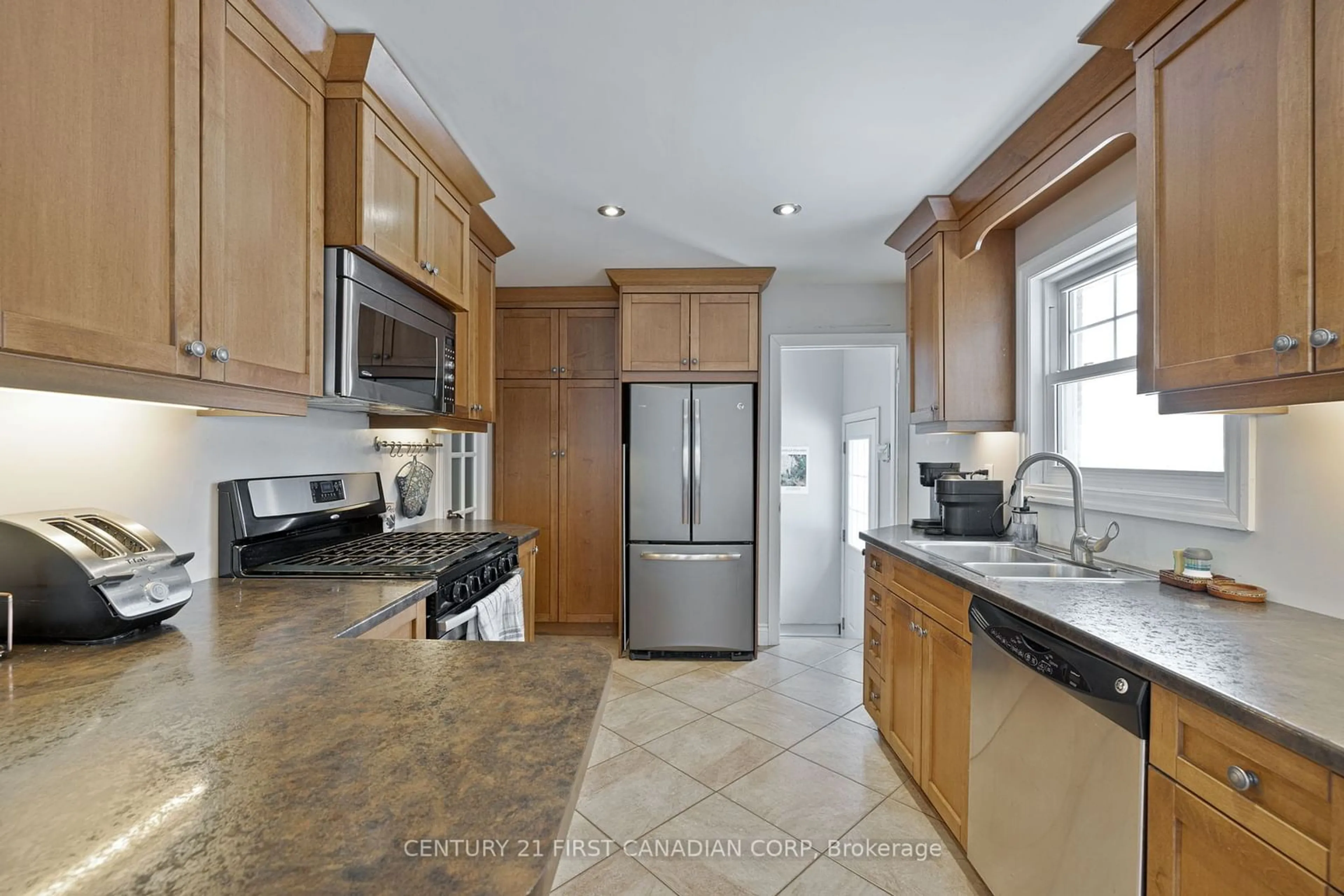 Standard kitchen, ceramic/tile floor for 74 Barker St, London Ontario N5Y 1X7