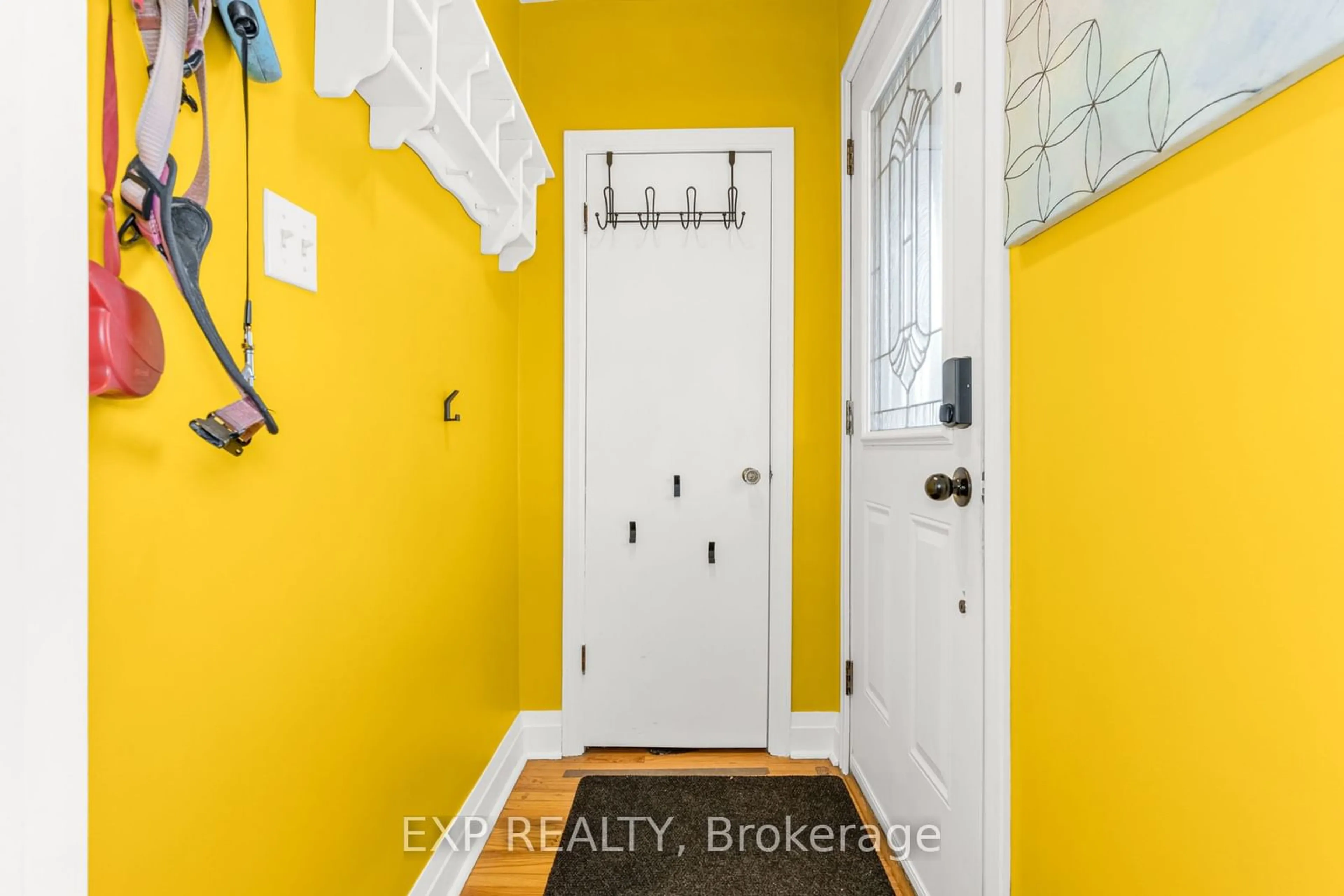 Indoor entryway for 101 Erin Ave, Hamilton Ontario L8K 4W1