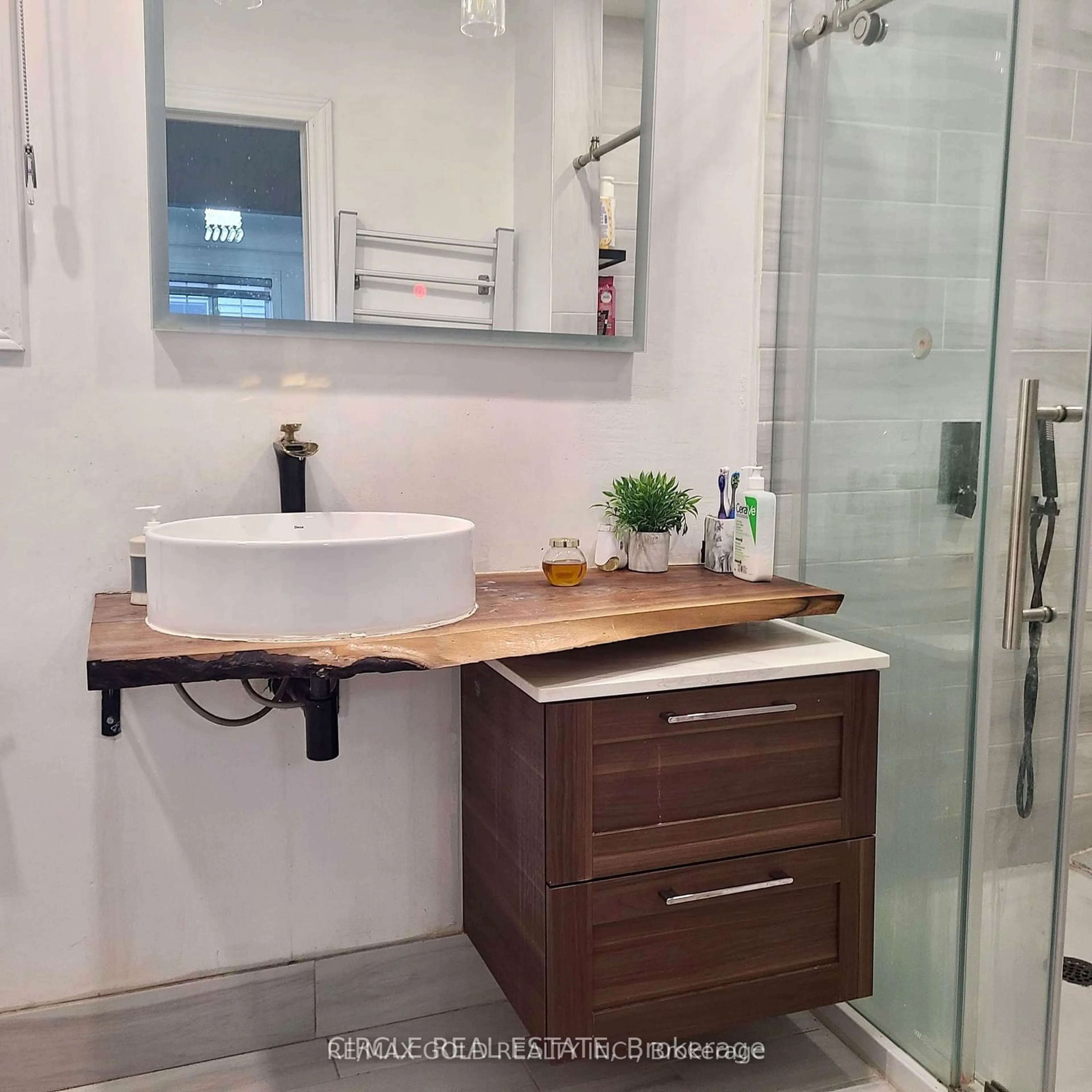 Contemporary bathroom, ceramic/tile floor for 268 Beach Blvd, Hamilton Ontario L8H 6W1