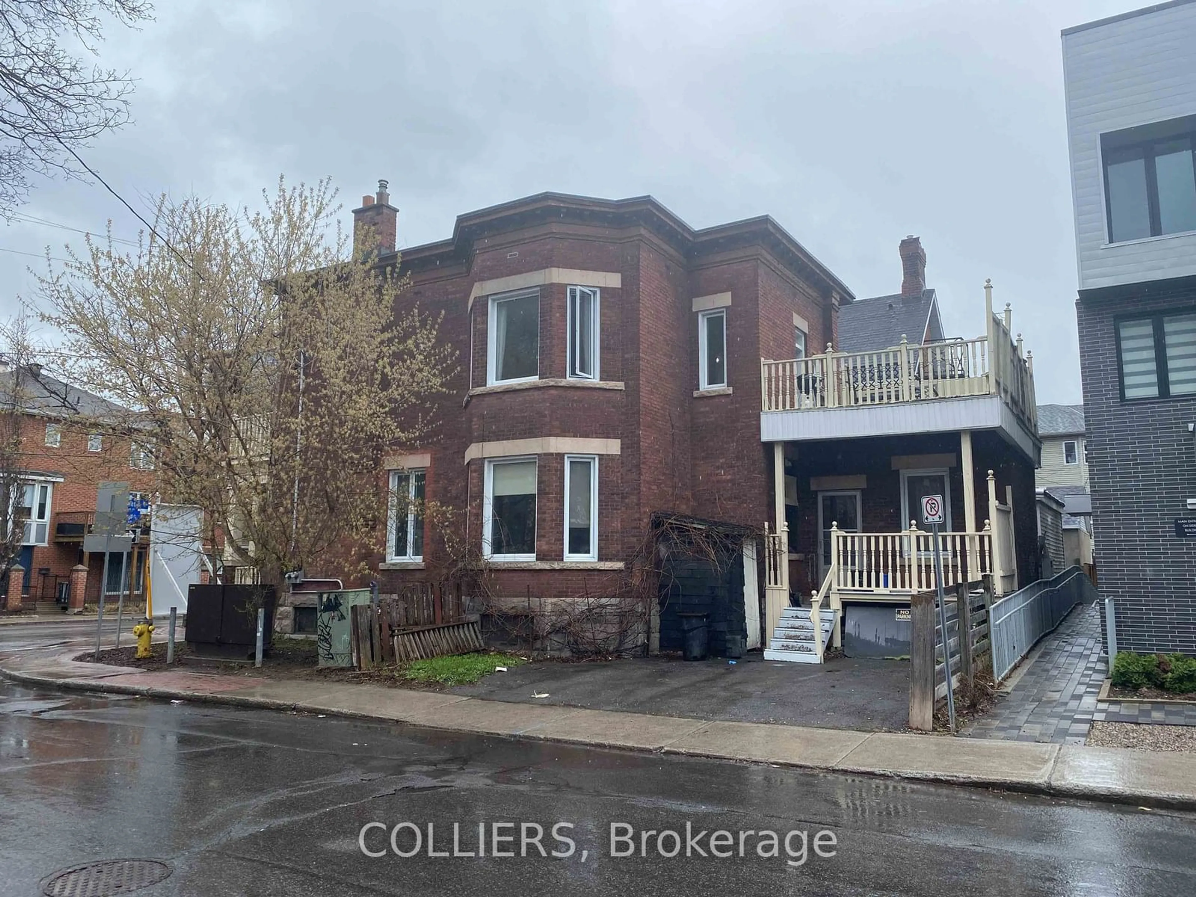 A pic from outside/outdoor area/front of a property/back of a property/a pic from drone, street for 256 Kent St, Ottawa Centre Ontario K2P 2A2