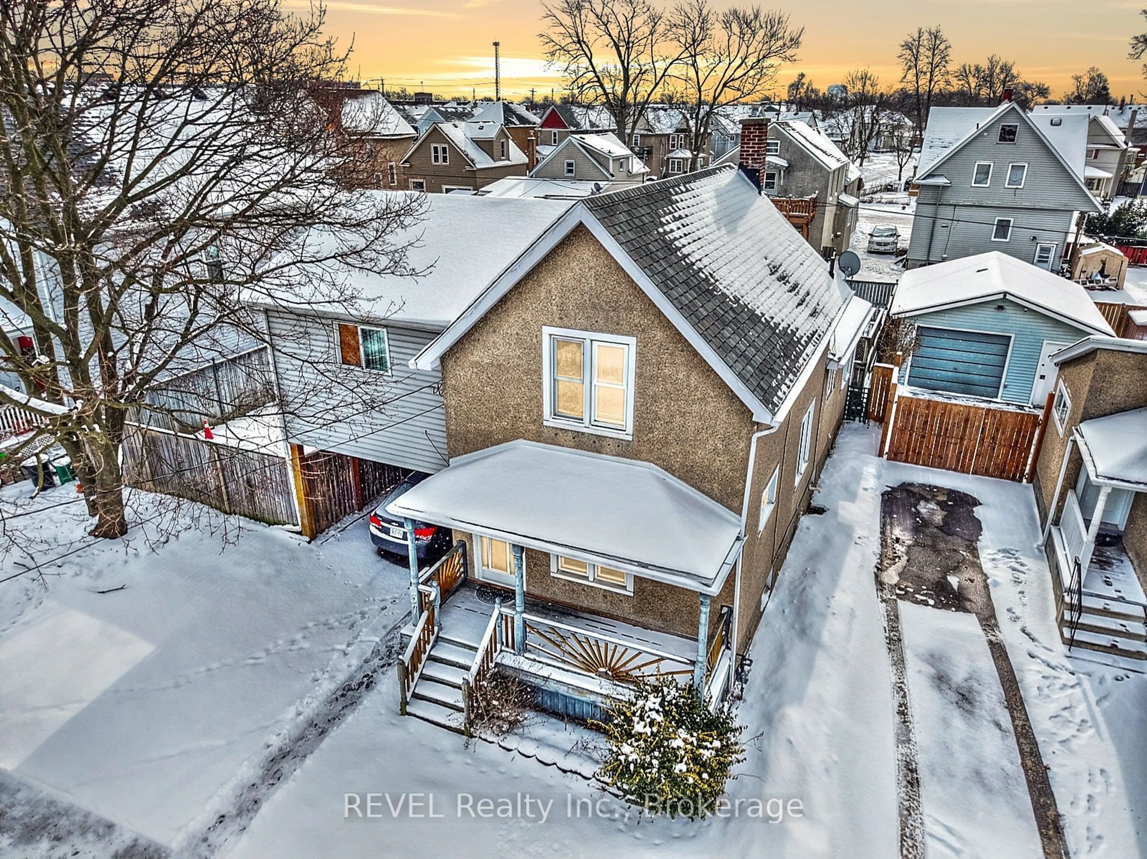 A pic from outside/outdoor area/front of a property/back of a property/a pic from drone, street for 37 Randolph St, Welland Ontario L3B 4C3