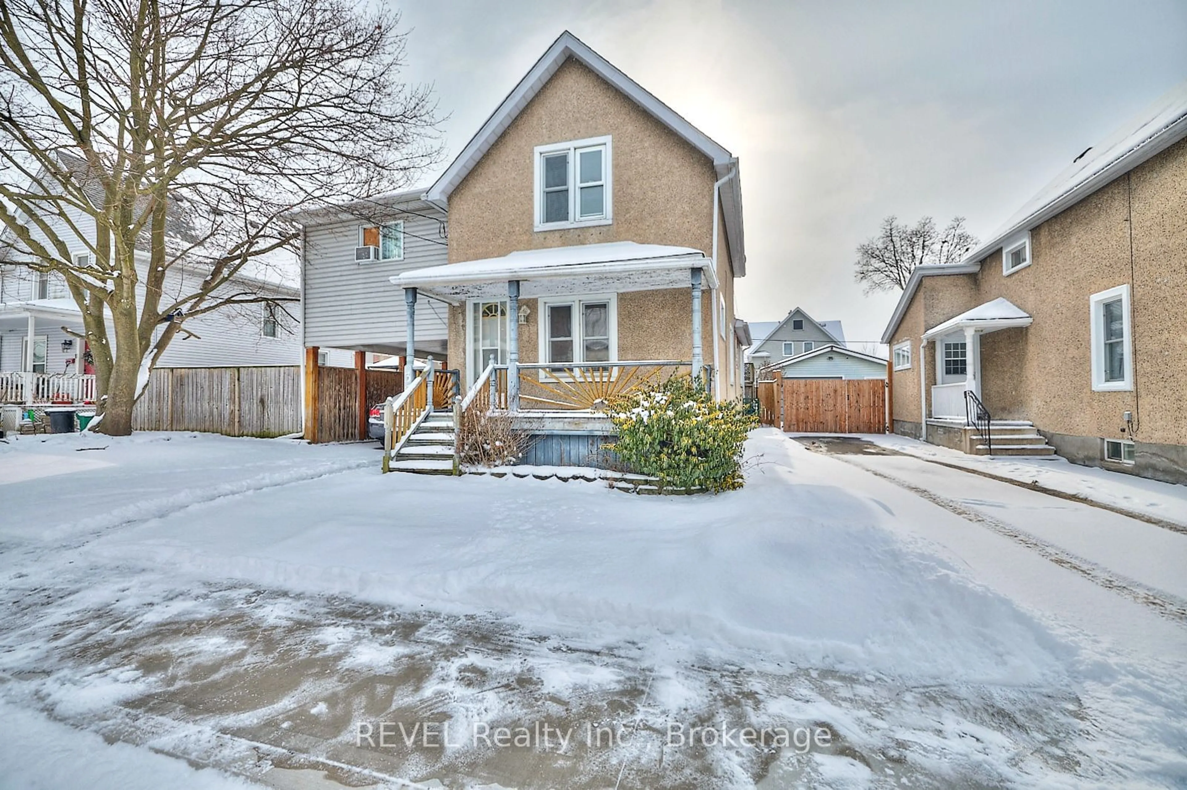 A pic from outside/outdoor area/front of a property/back of a property/a pic from drone, street for 37 Randolph St, Welland Ontario L3B 4C3