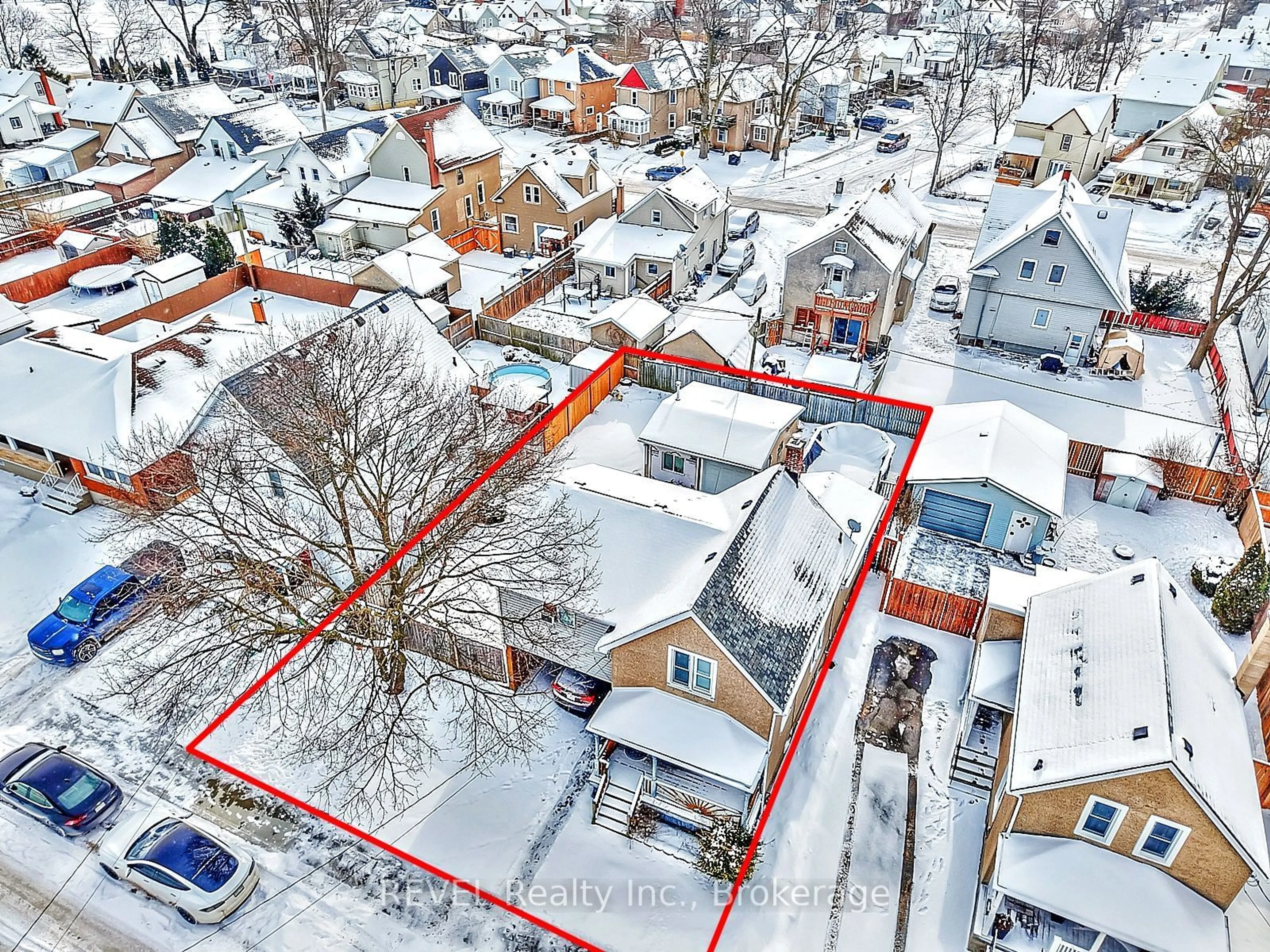 A pic from outside/outdoor area/front of a property/back of a property/a pic from drone, street for 37 Randolph St, Welland Ontario L3B 4C3