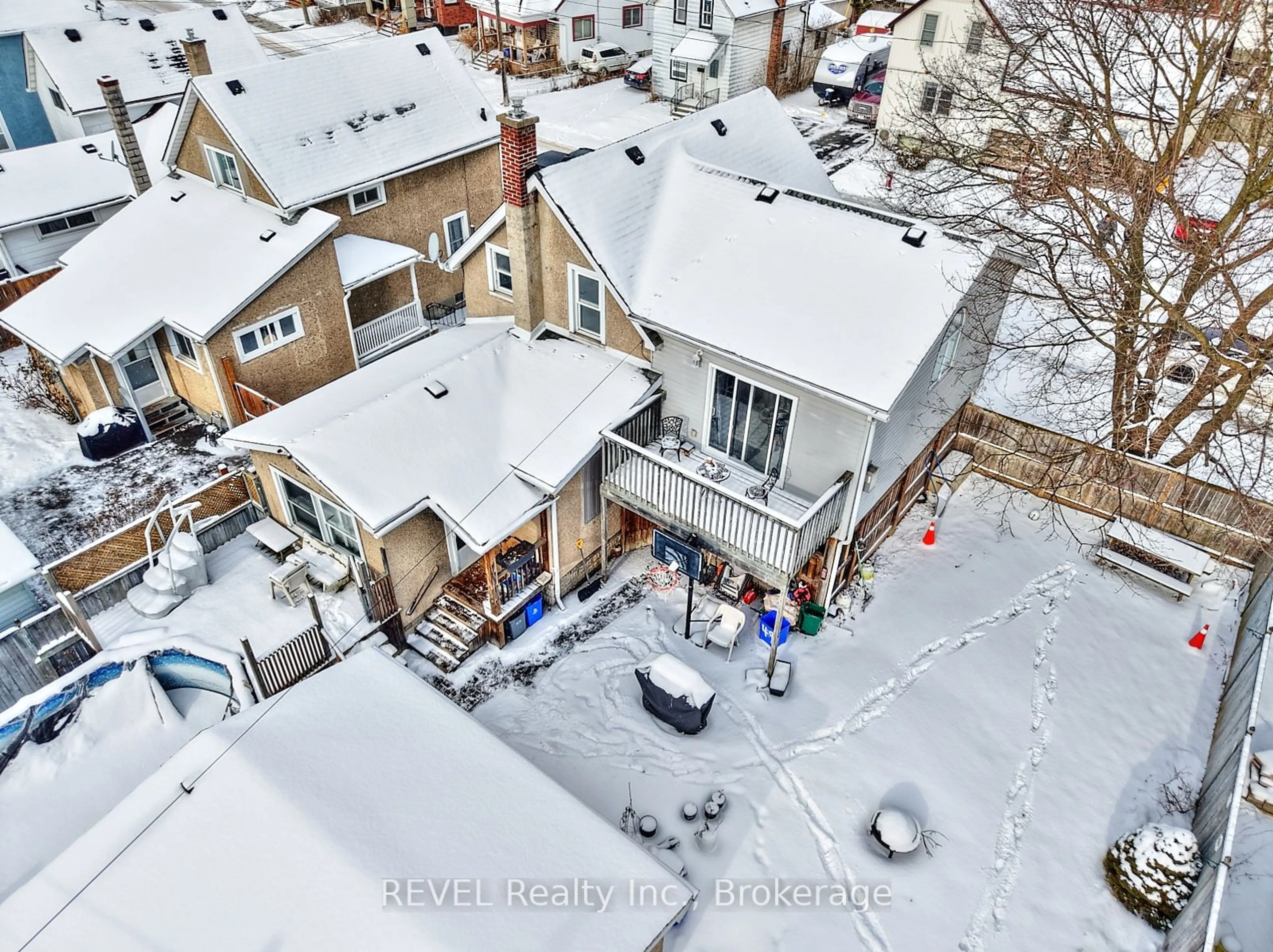 A pic from outside/outdoor area/front of a property/back of a property/a pic from drone, street for 37 Randolph St, Welland Ontario L3B 4C3