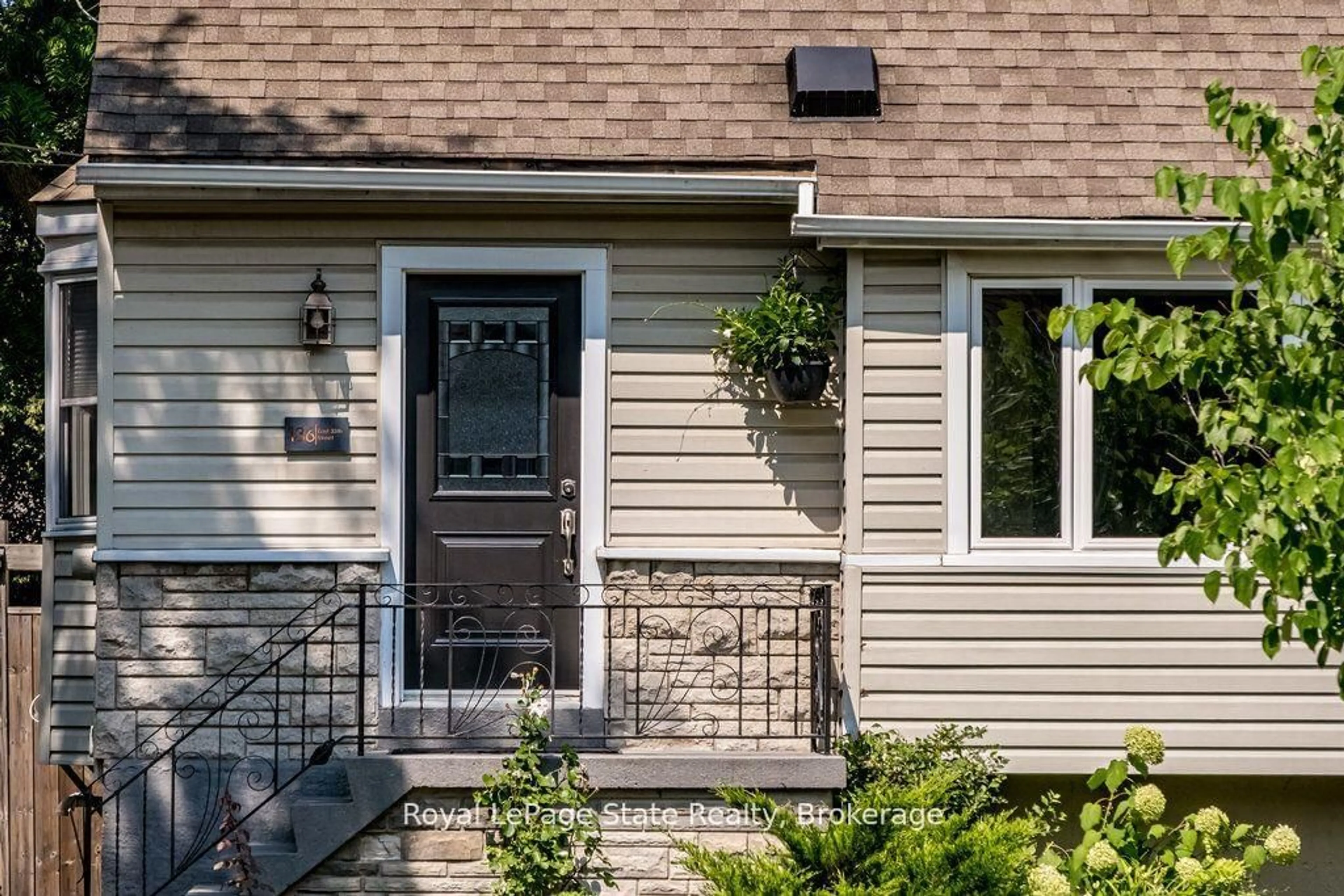 Home with vinyl exterior material, street for 136 East 35th St, Hamilton Ontario L8V 3Y2