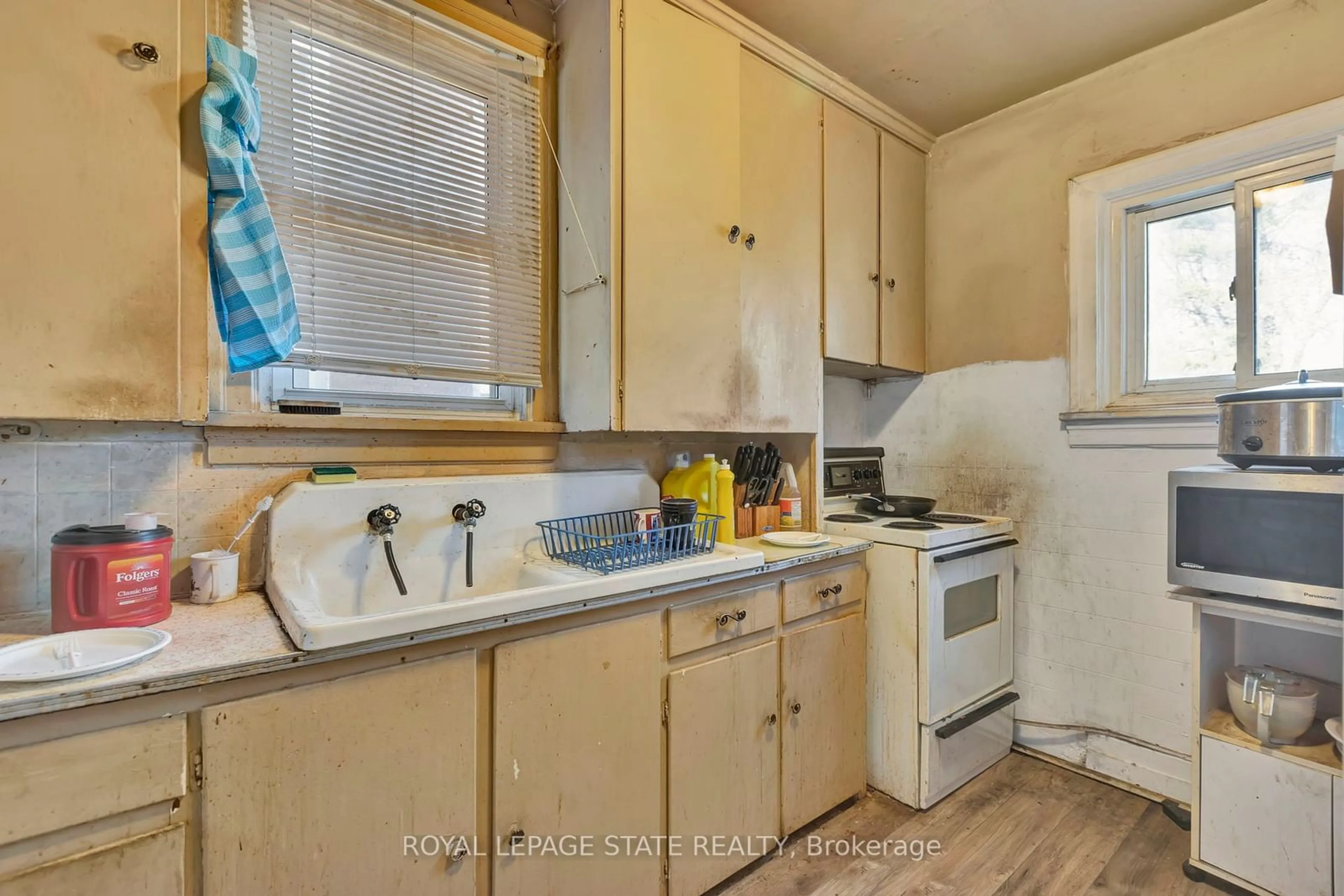 Standard kitchen, unknown for 112 Dorothy St, Welland Ontario L3B 3V9