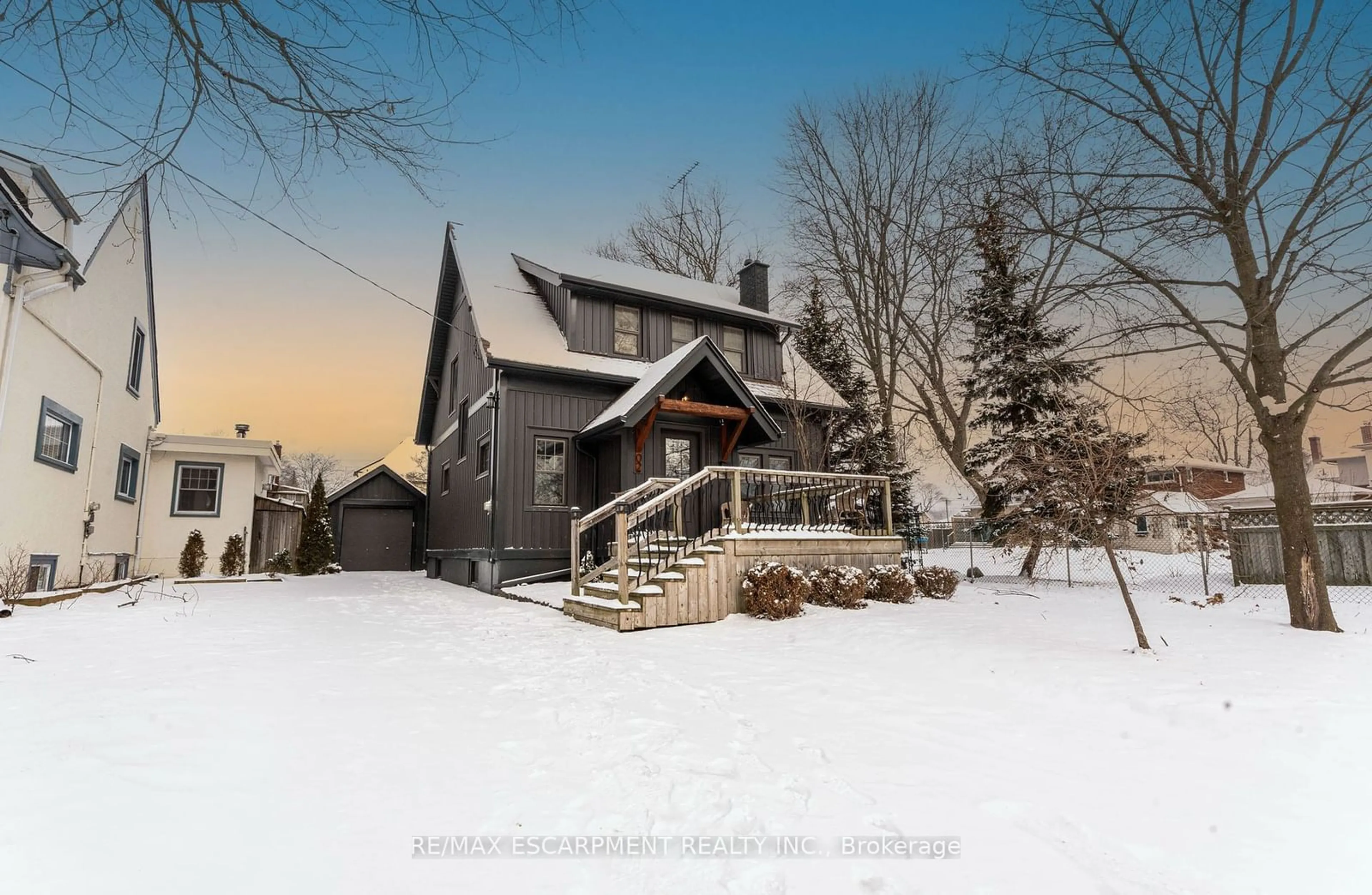 A pic from outside/outdoor area/front of a property/back of a property/a pic from drone, unknown for 2 Highland Gdns, Welland Ontario L3C 4R4