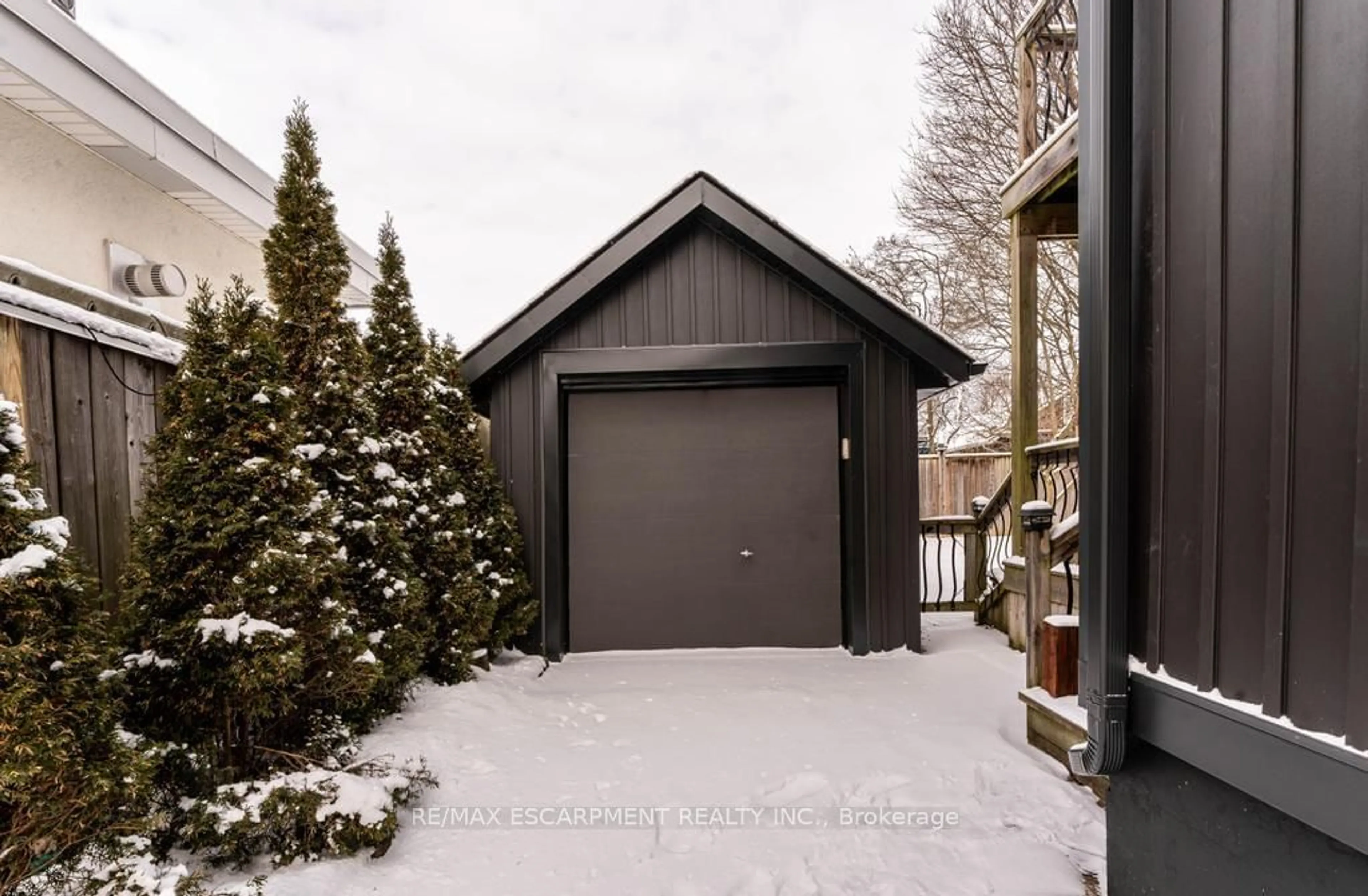 Indoor garage for 2 Highland Gdns, Welland Ontario L3C 4R4