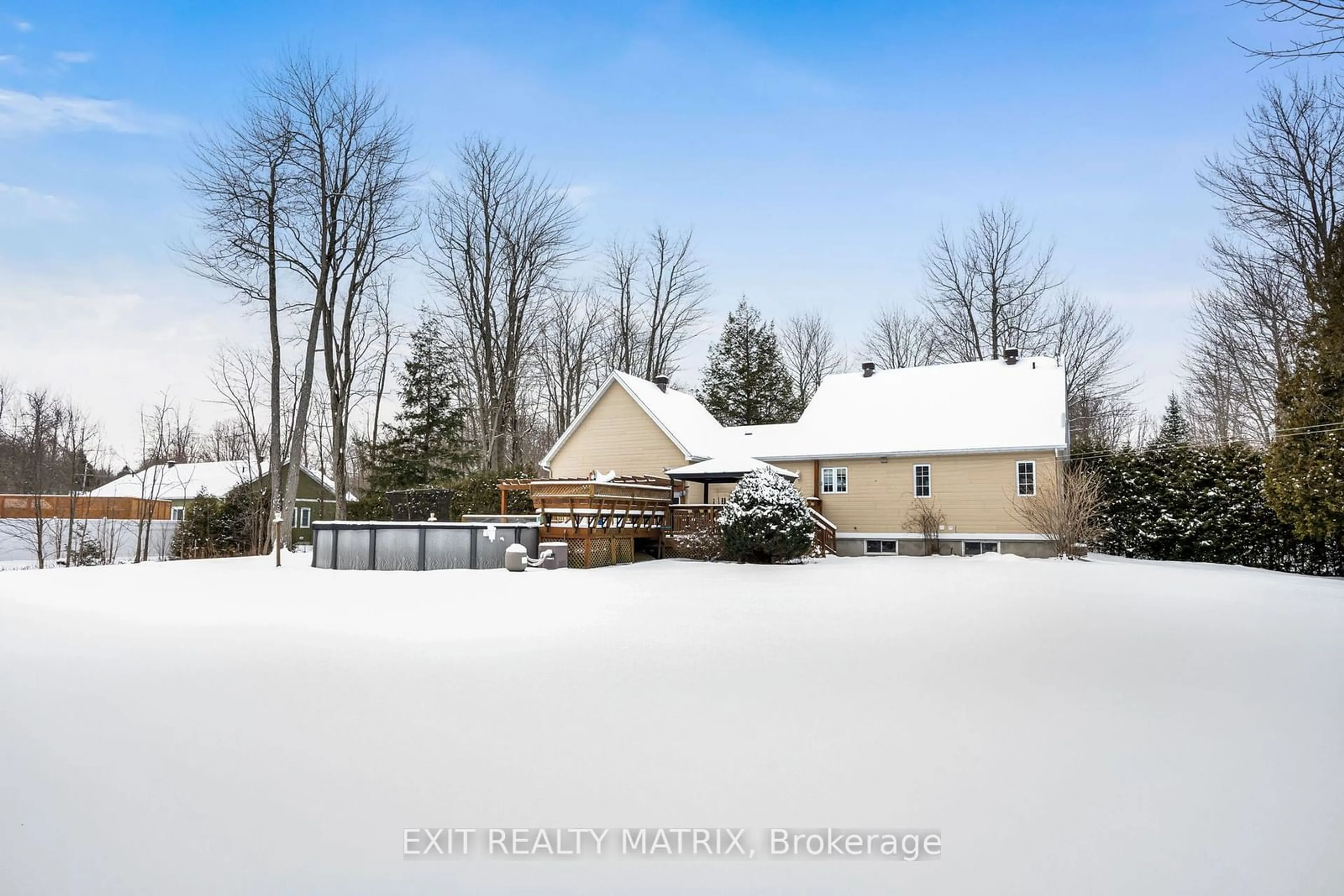 A pic from outside/outdoor area/front of a property/back of a property/a pic from drone, water/lake/river/ocean view for 736 FOX RUN Rd, Champlain Ontario K6A 0G7