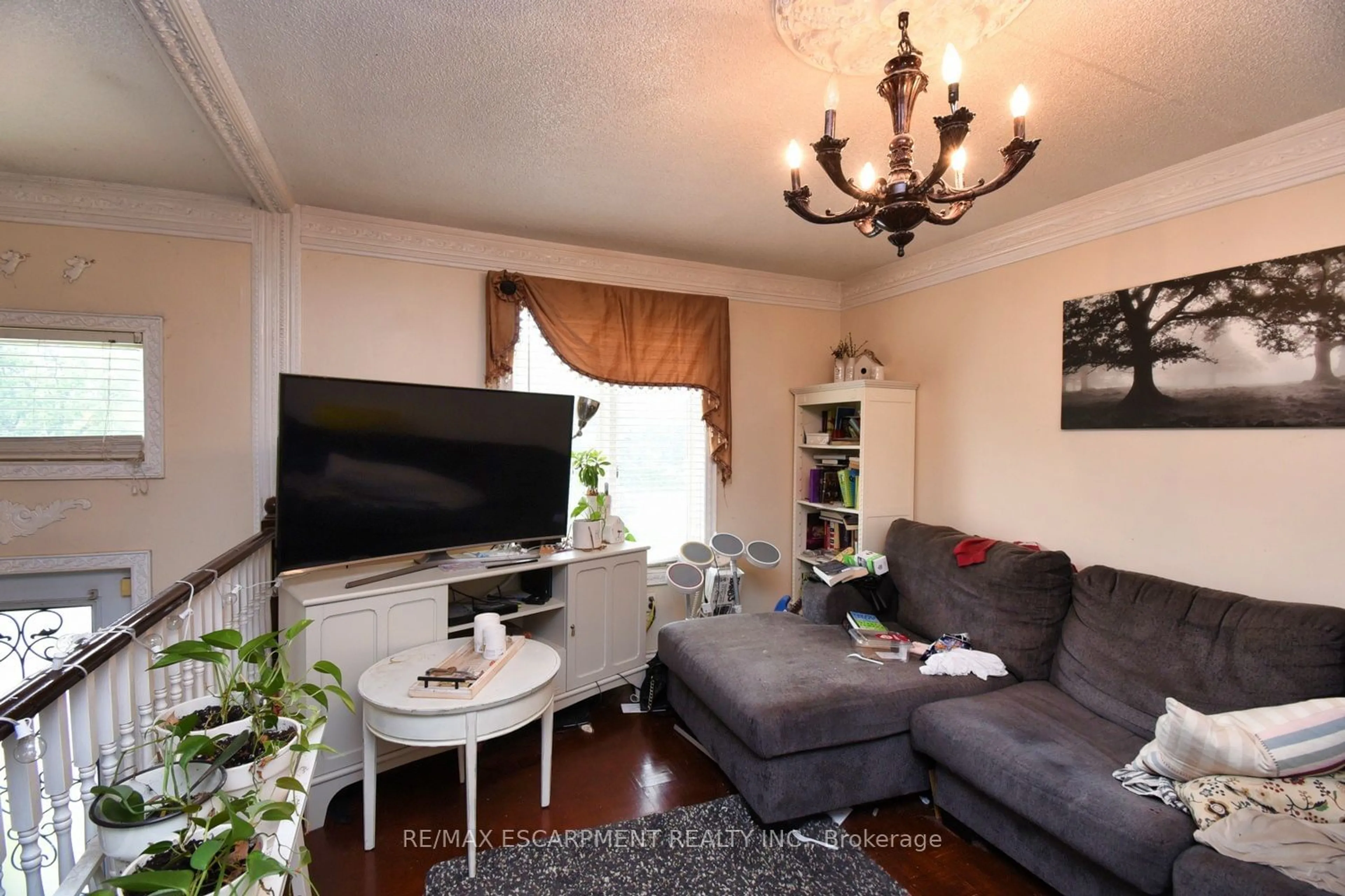 Living room with furniture, unknown for 505 Wellington St, Hamilton Ontario L8L 5B5