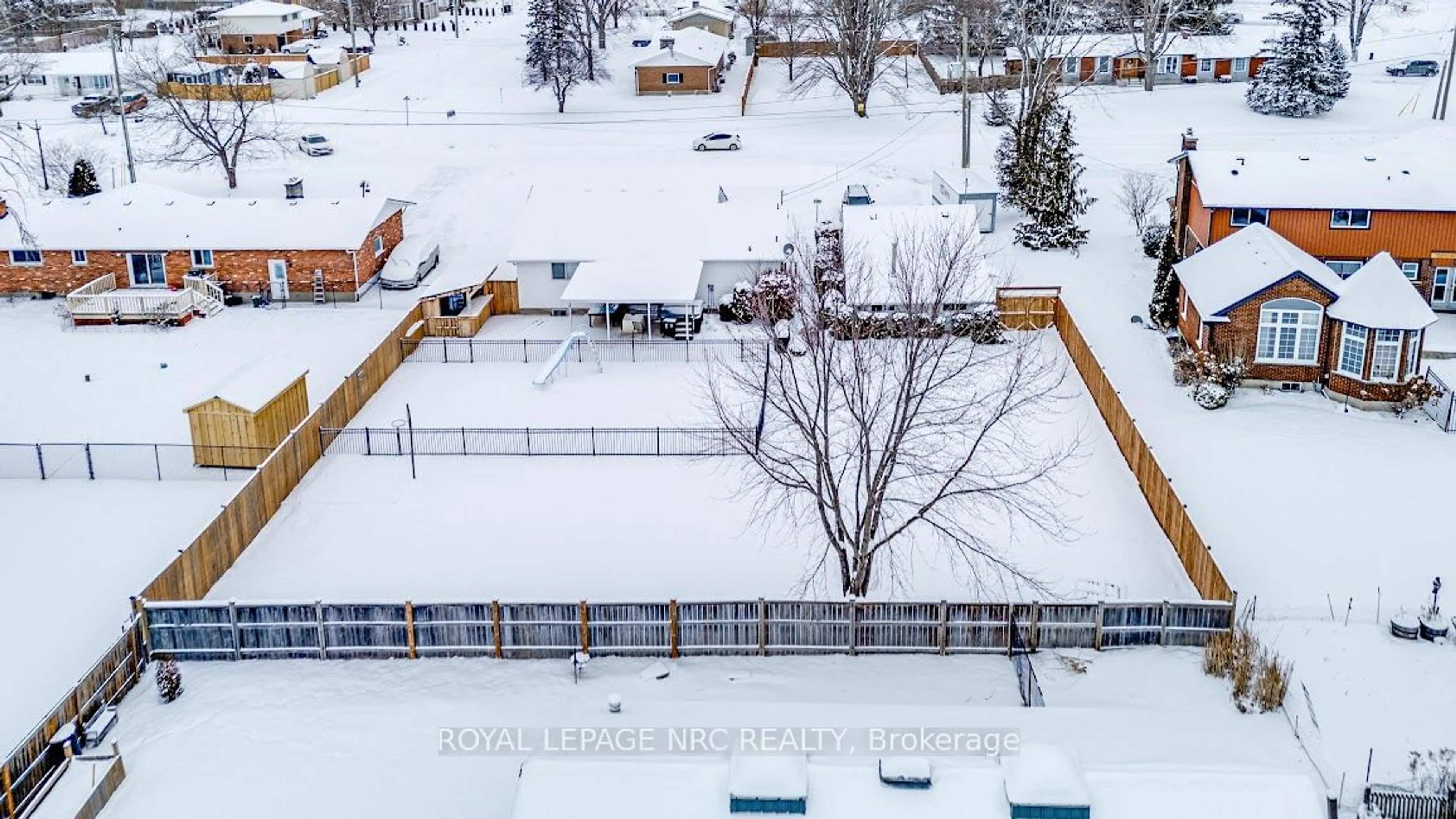 A pic from outside/outdoor area/front of a property/back of a property/a pic from drone, city buildings view from balcony for 1483 Pound Ave, Fort Erie Ontario L2A 5P9