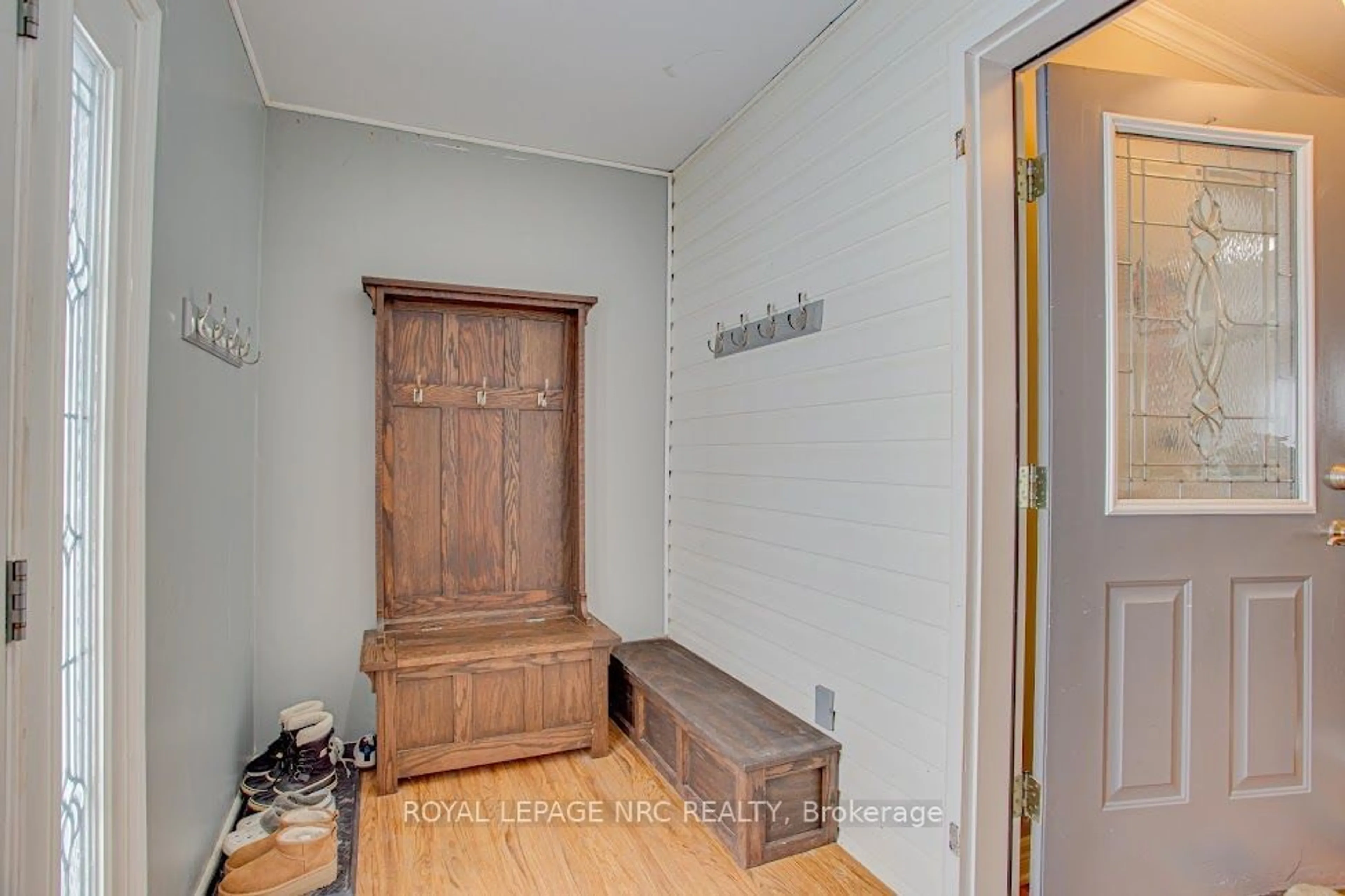 Indoor entryway for 1483 Pound Ave, Fort Erie Ontario L2A 5P9