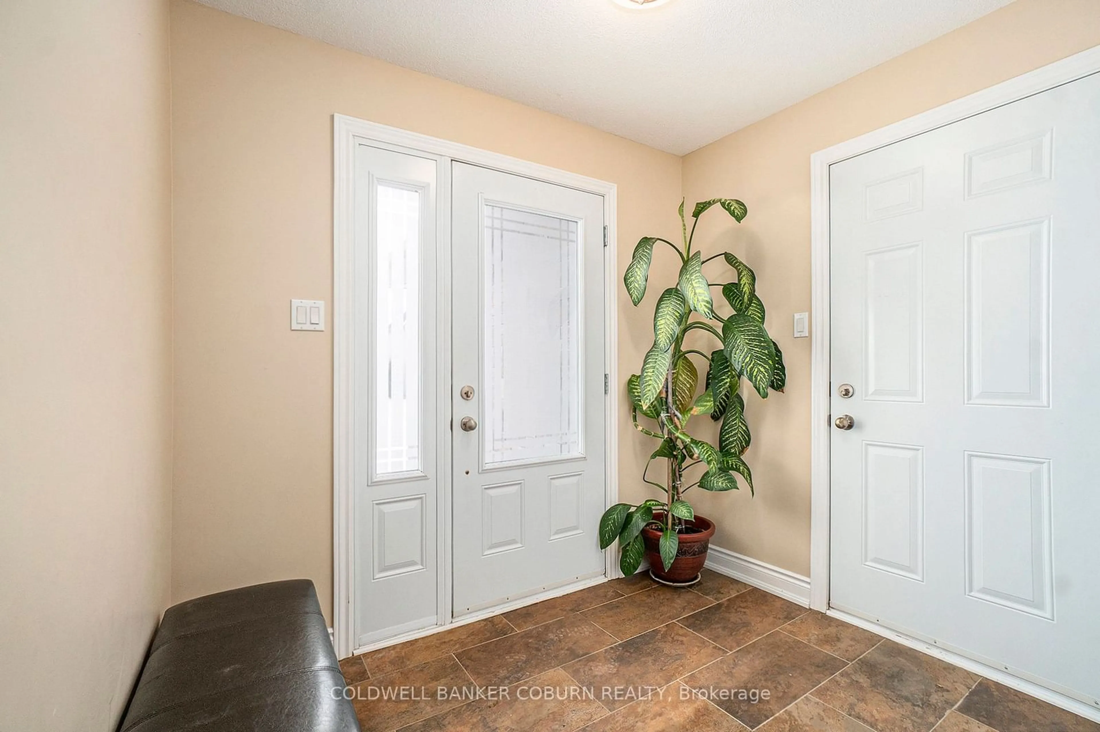 Indoor entryway for 6 Provost St, North Stormont Ontario K0A 1R0