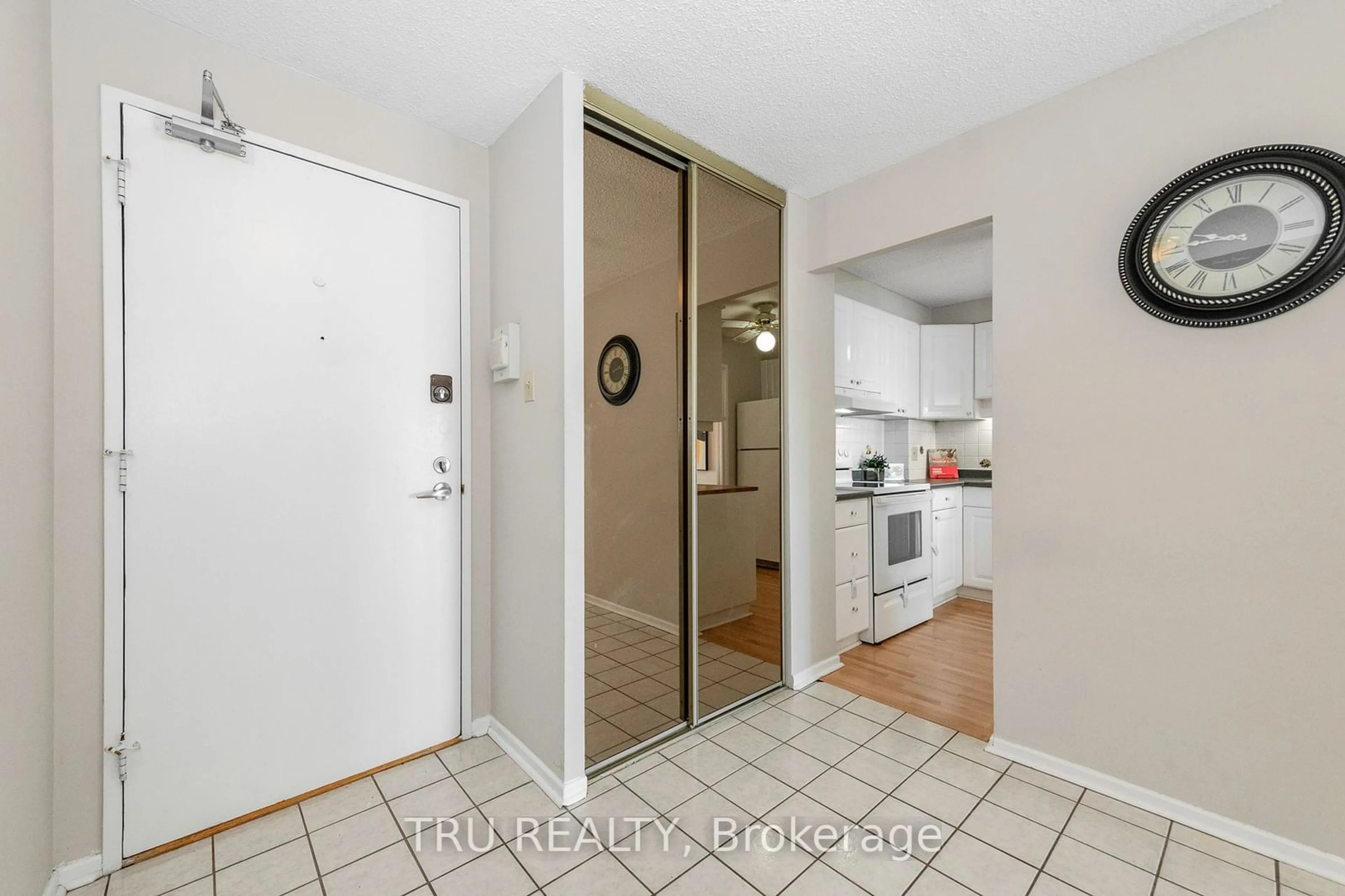 Indoor entryway for 415 GREENVIEW Ave #805, Britannia - Lincoln Heights and Area Ontario K2B 8G5