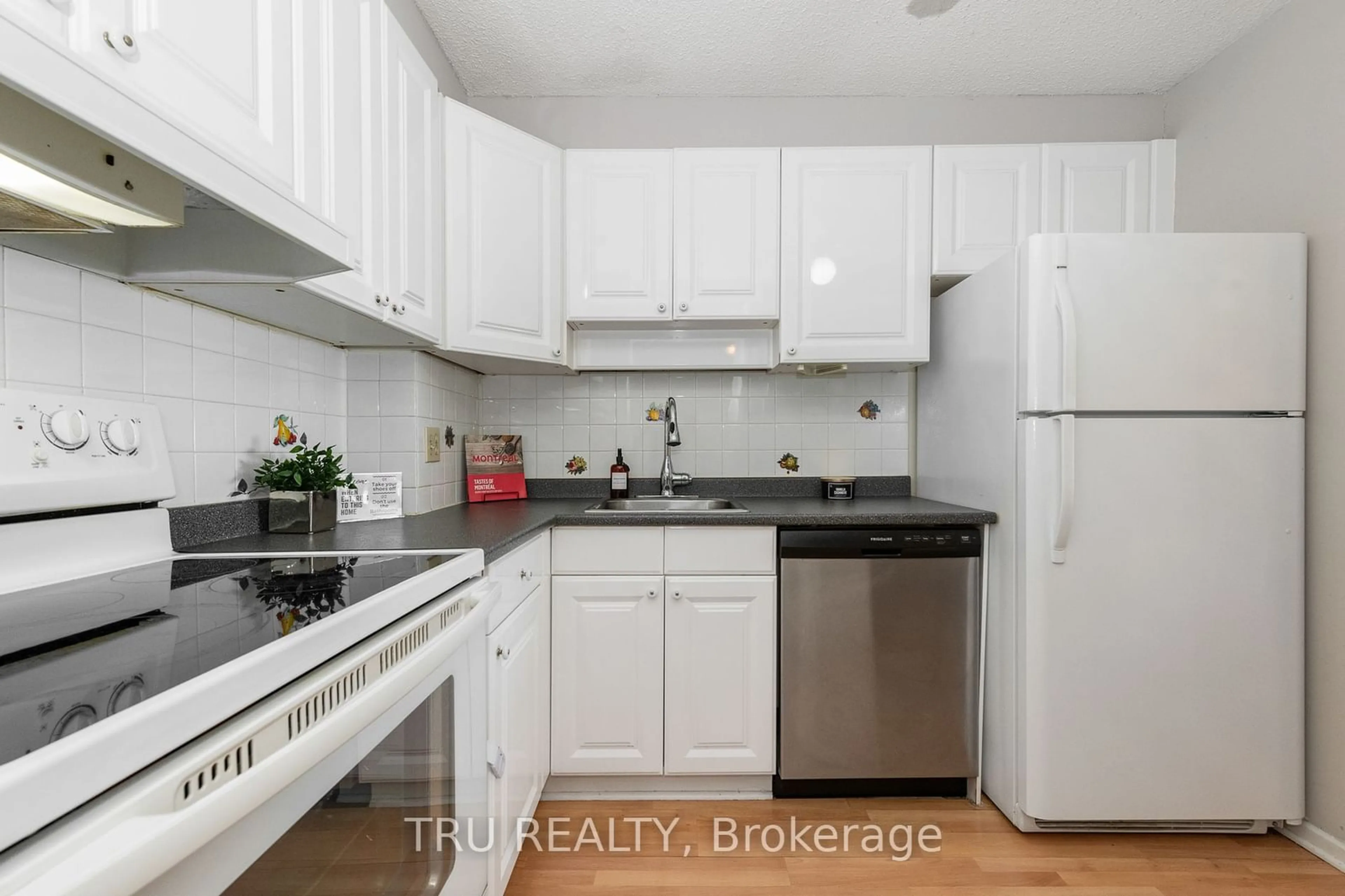 Standard kitchen, unknown for 415 GREENVIEW Ave #805, Britannia - Lincoln Heights and Area Ontario K2B 8G5