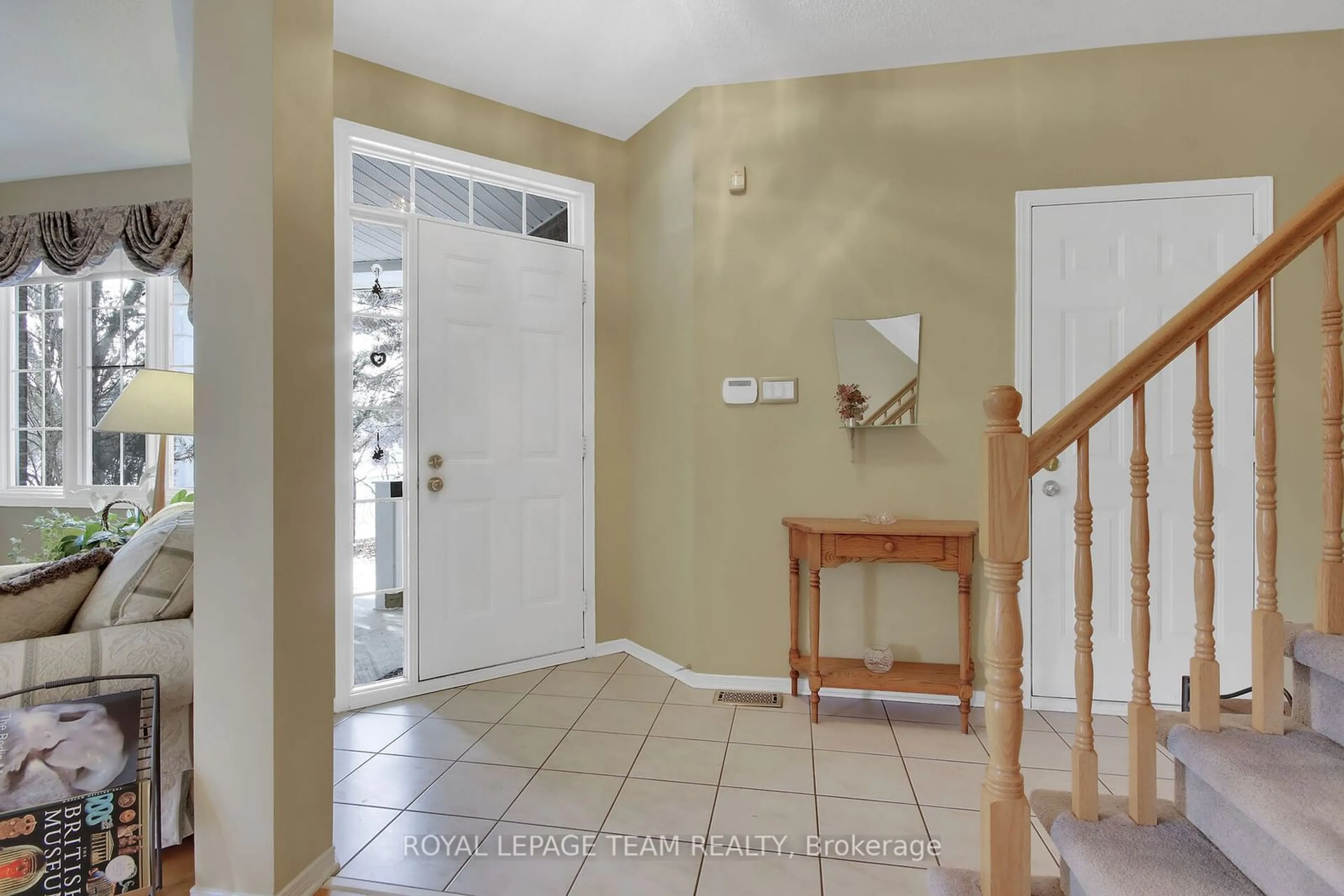 Indoor entryway for 2 Inverary Dr, Kanata Ontario K2K 2R9