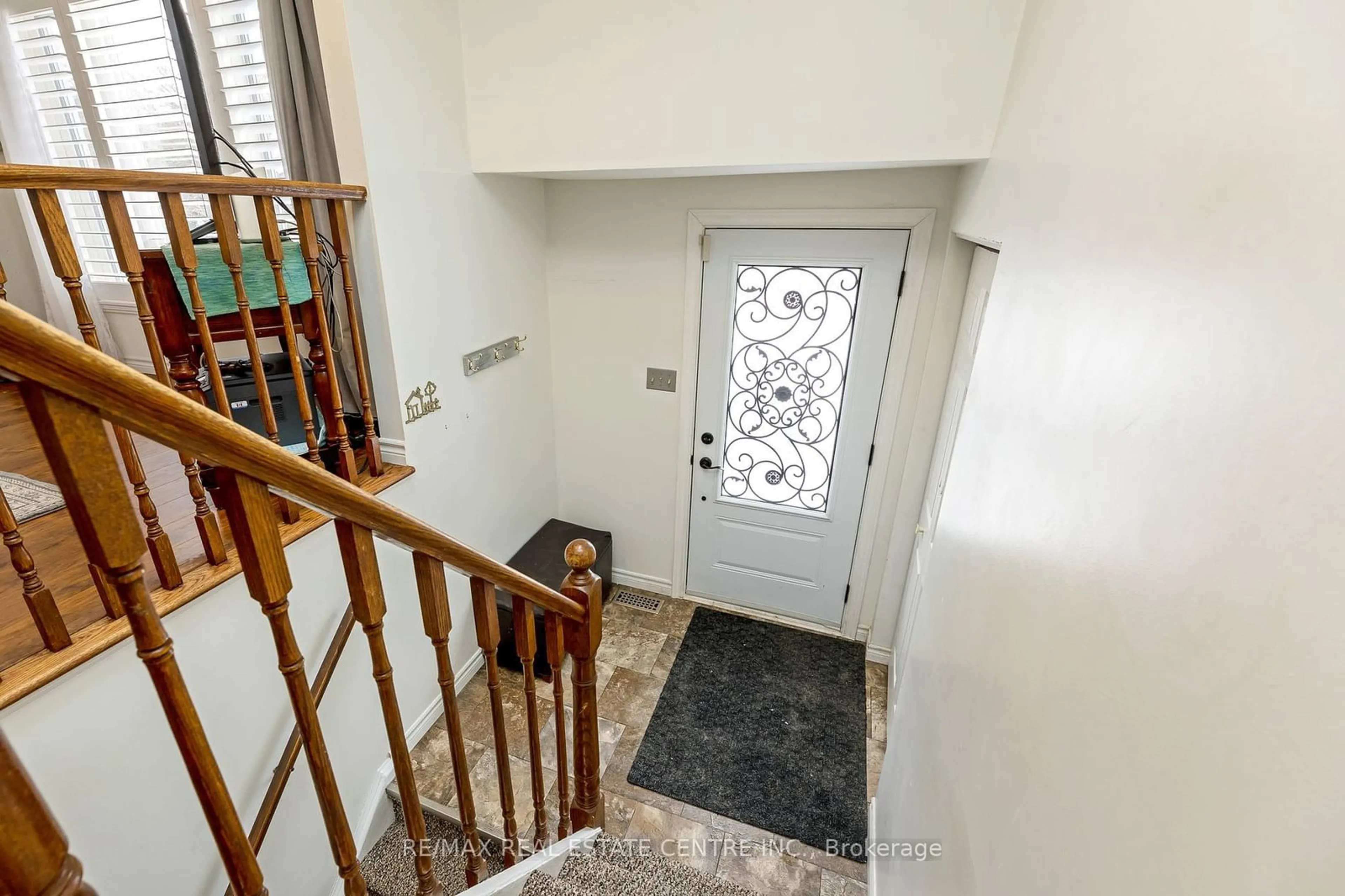 Indoor foyer for 570 Halberstadt Circ, Cambridge Ontario N3H 5J6