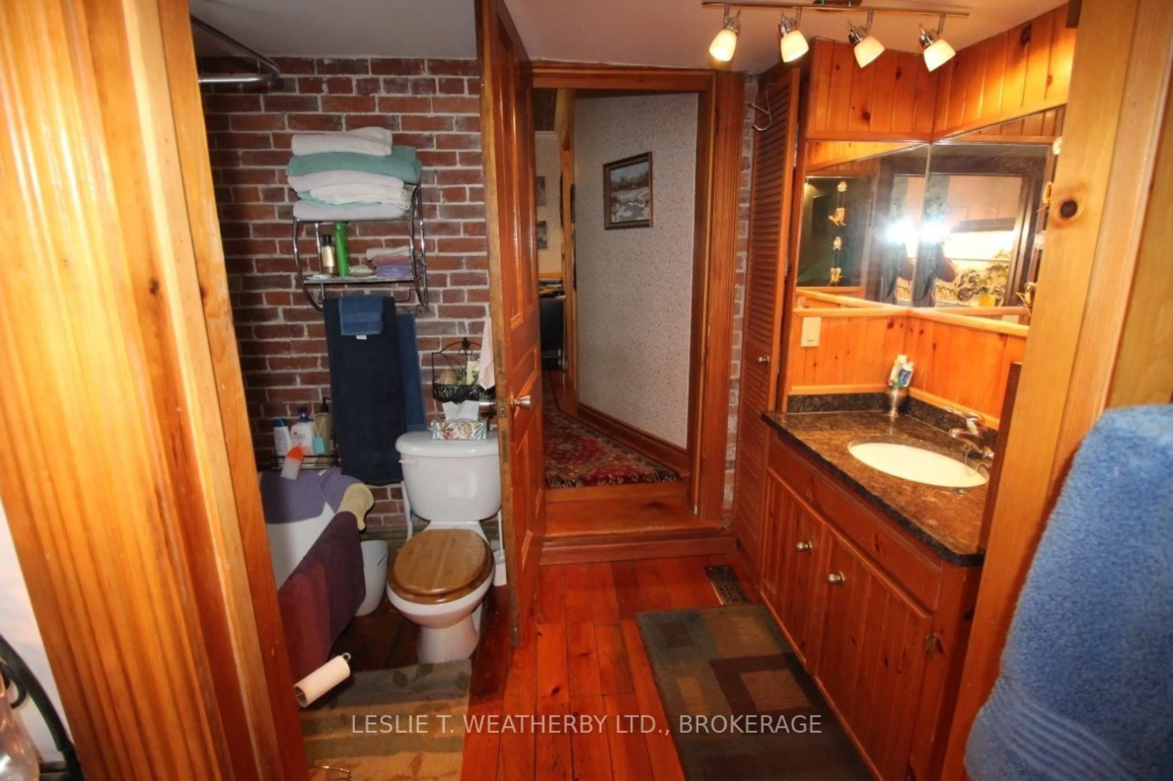 Standard bathroom, ceramic/tile floor for 270 Wellington St, Kingston Ontario K7K 2Z1