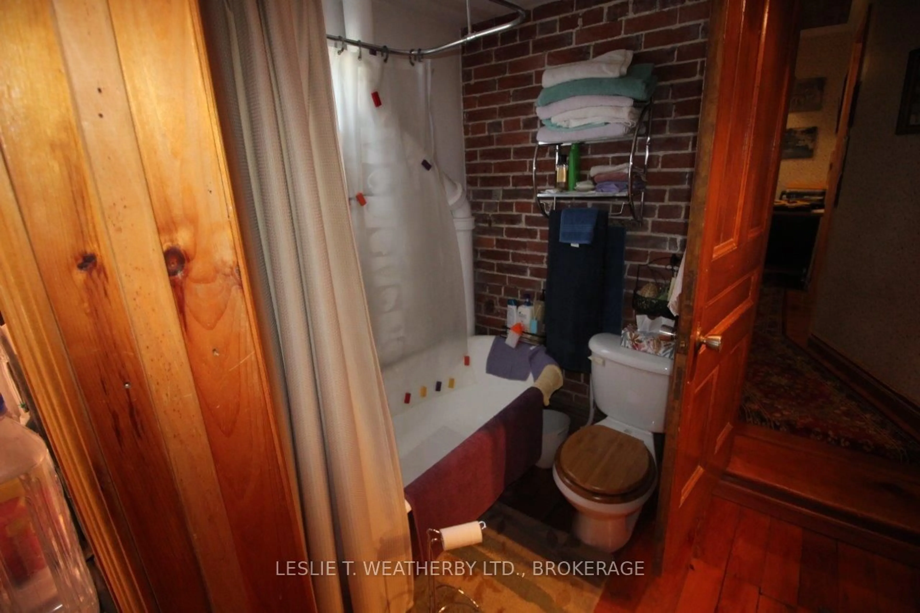 Standard bathroom, unknown for 270 Wellington St, Kingston Ontario K7K 2Z1