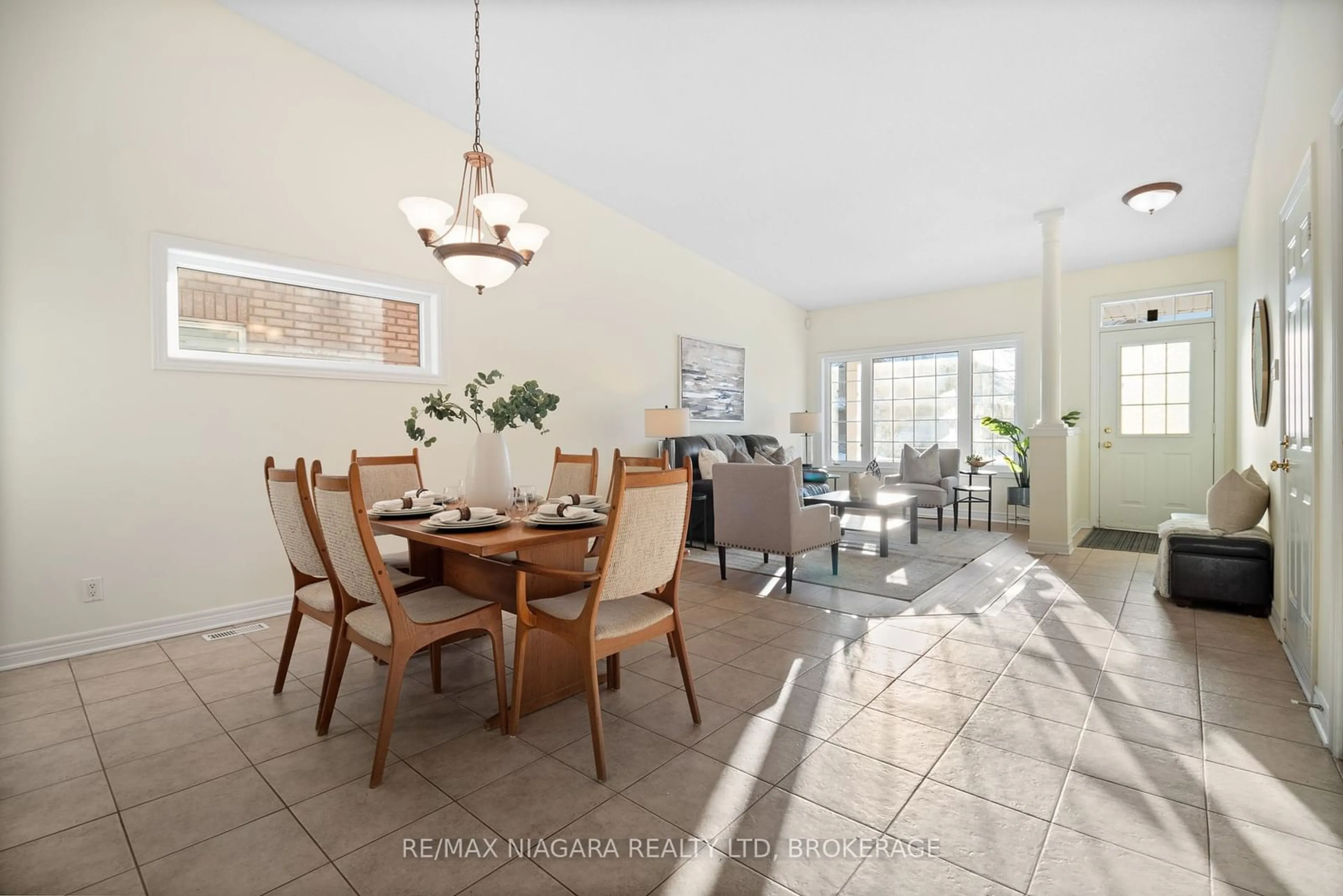 Dining room, ceramic/tile floor for 75 MCBRIDE Dr, St. Catharines Ontario L2S 3Z3