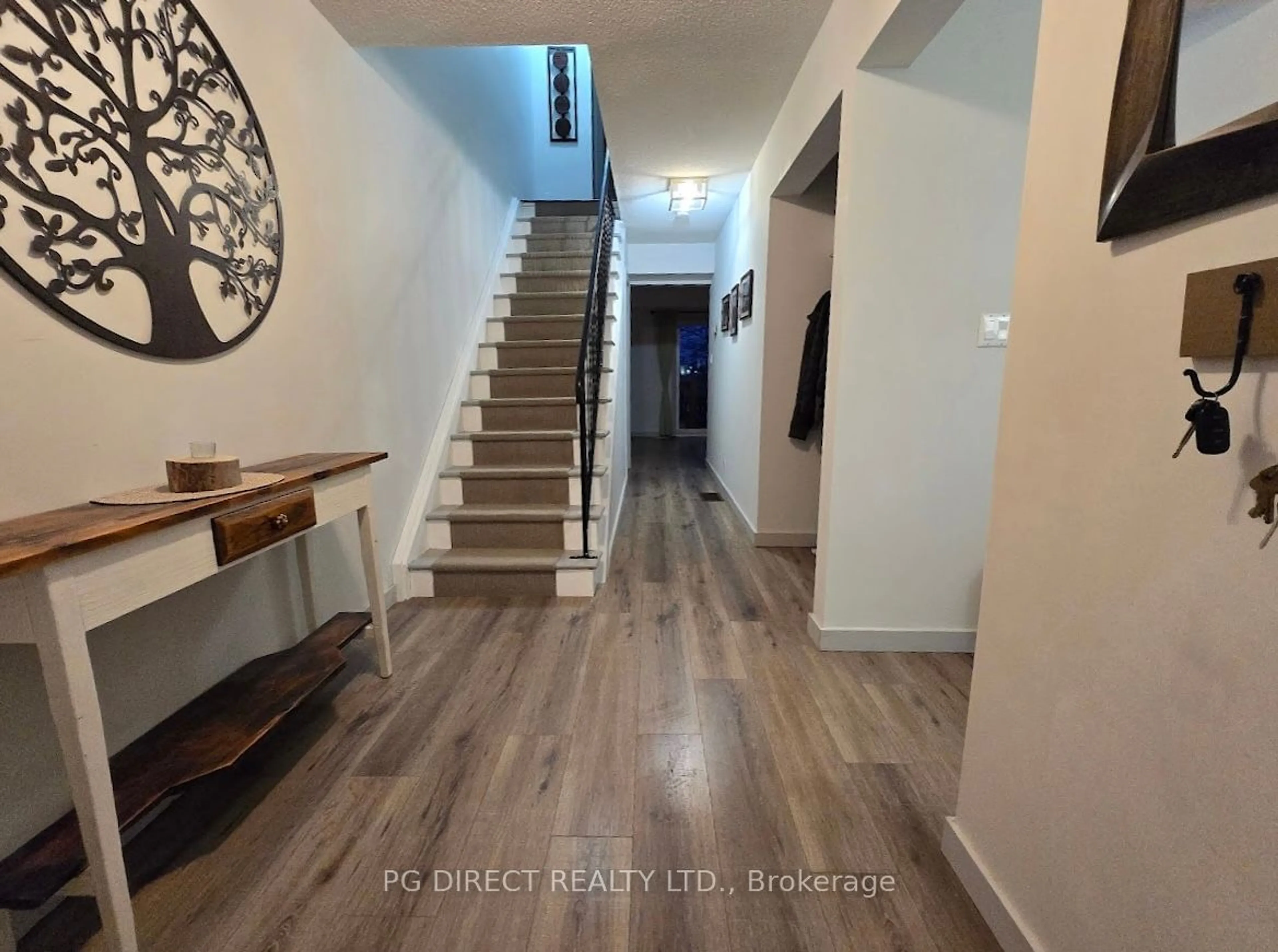 Indoor entryway for 490 Grandtrunk Ave, Kingston Ontario K7M 8P6