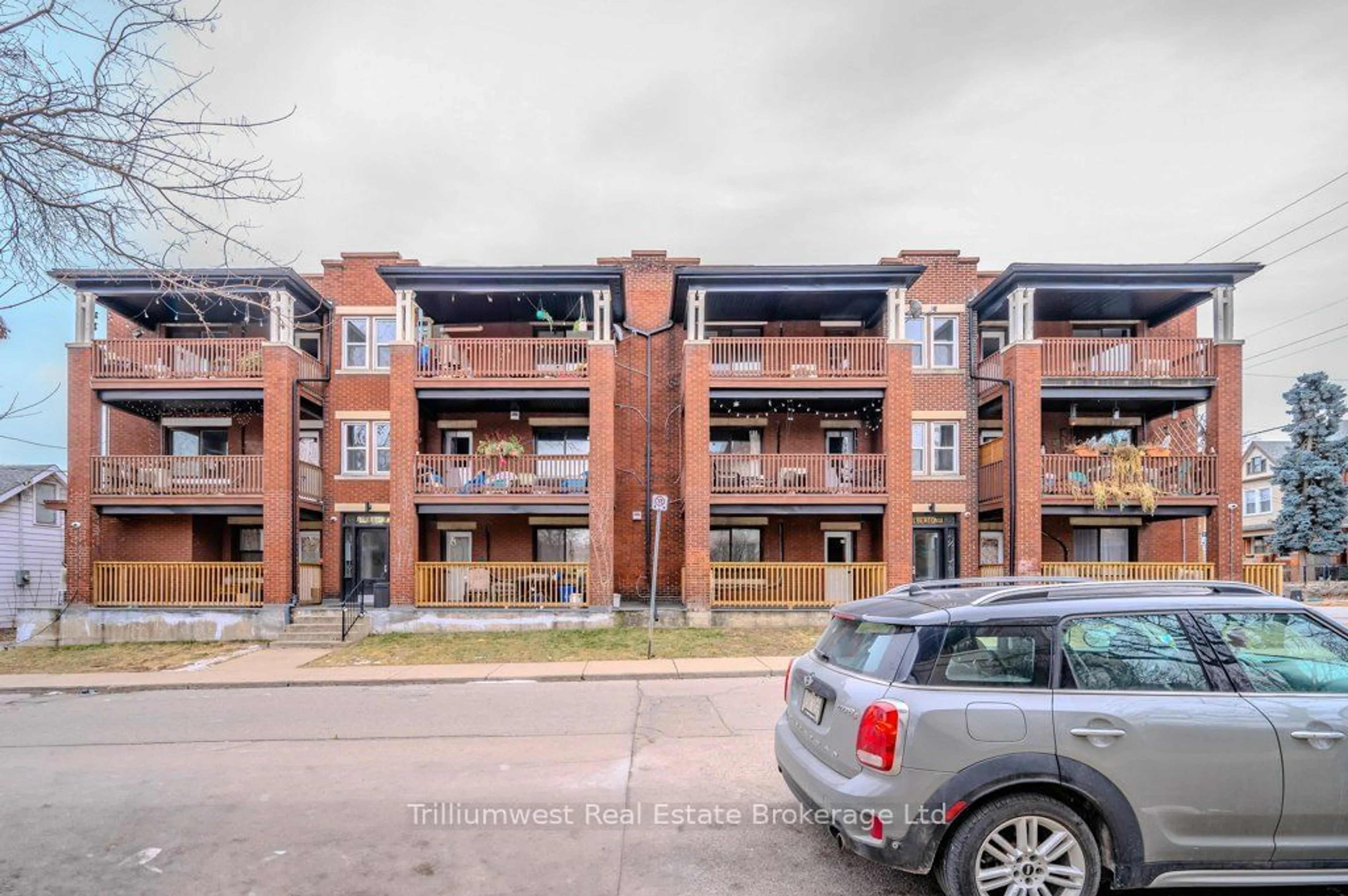 A pic from outside/outdoor area/front of a property/back of a property/a pic from drone, building for 41 Albert St, Hamilton Ontario L8M 2Y1