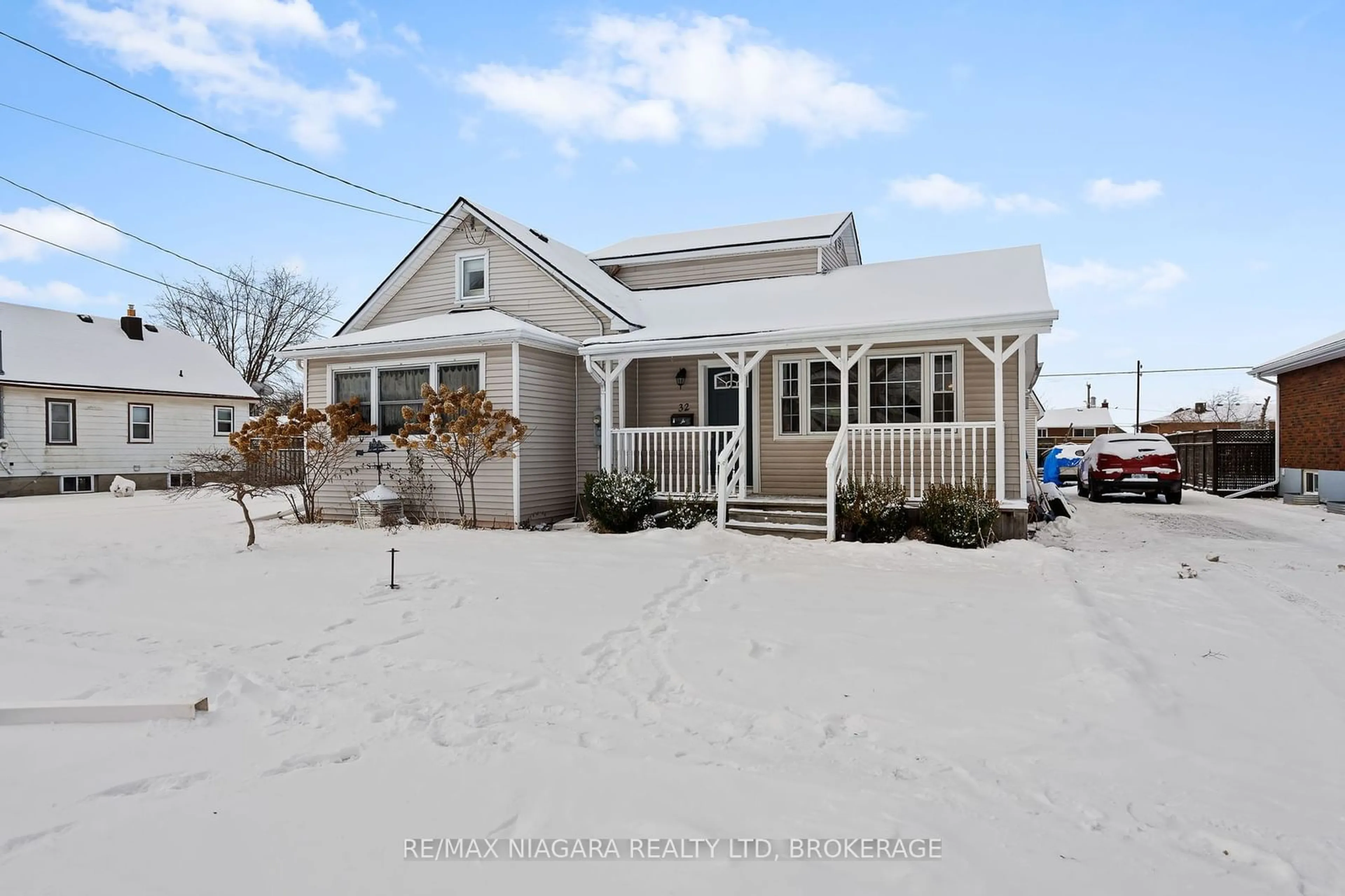 Home with vinyl exterior material, street for 32 Clarke St, Port Colborne Ontario L3K 2G1