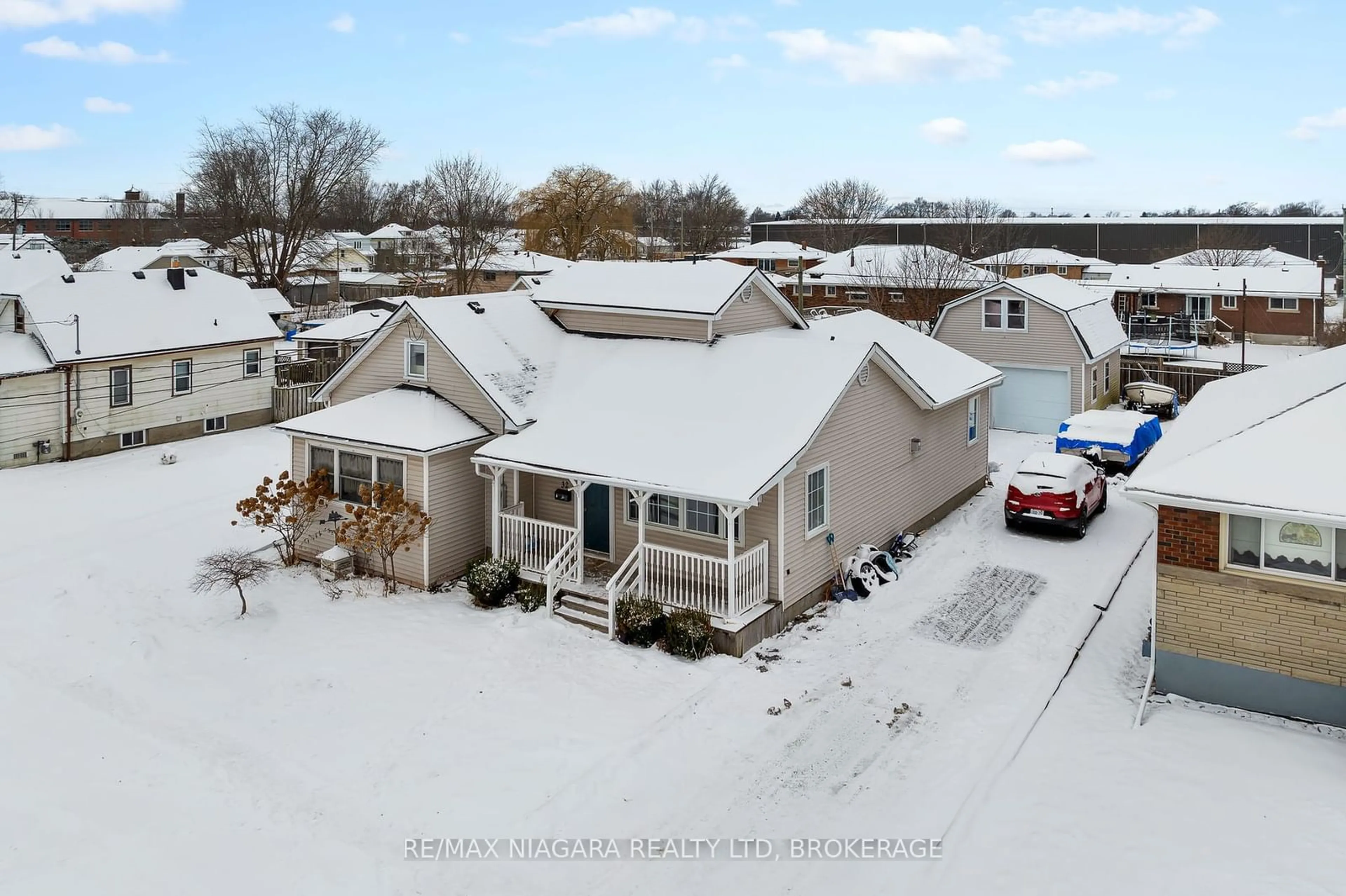 A pic from outside/outdoor area/front of a property/back of a property/a pic from drone, unknown for 32 Clarke St, Port Colborne Ontario L3K 2G1